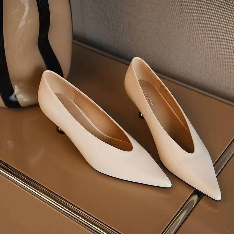 new high end elegant designer shoe aaaaa che 2026 early spring new pointed deep v kitten single patent leather low heel womens shoes