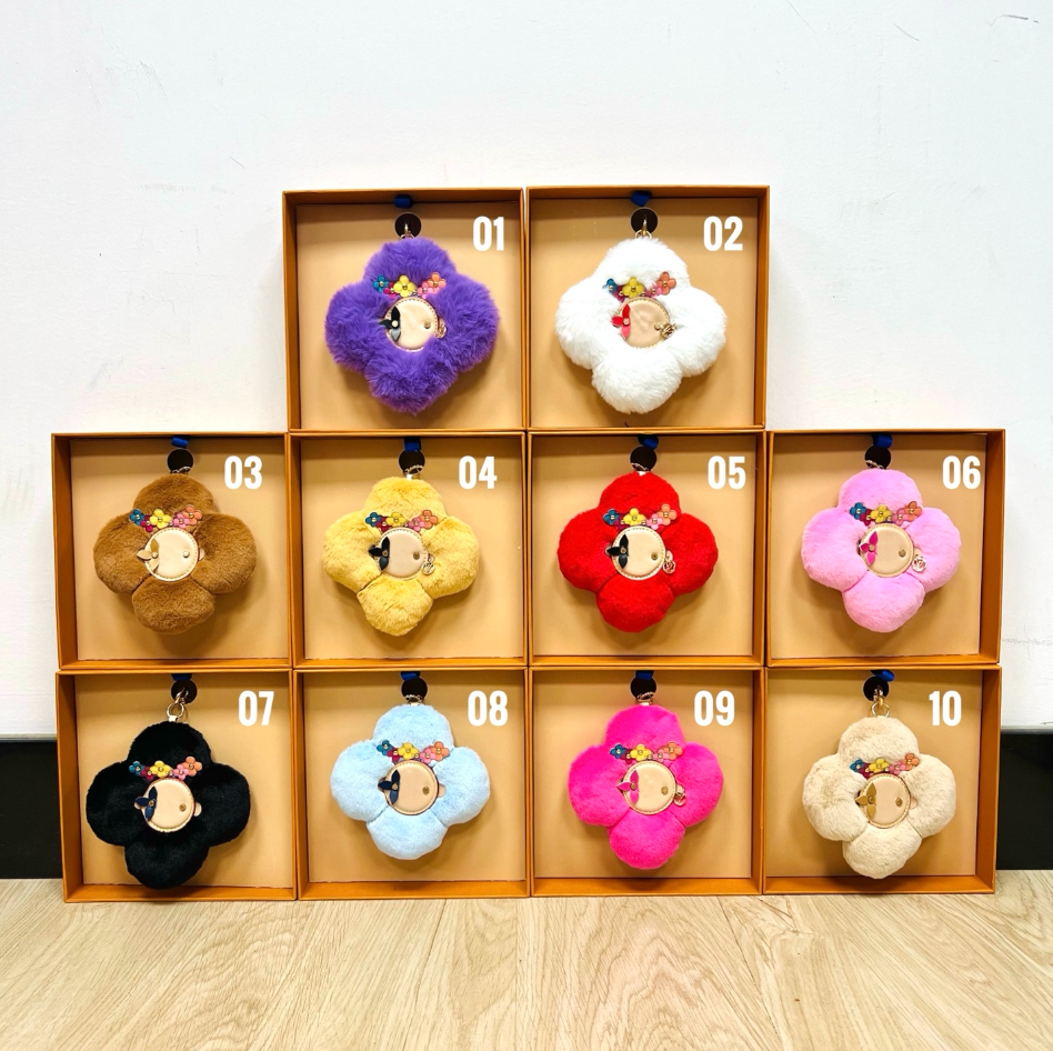 New Furry trendy Keychains Luxury Pink casual home Sunflower Designer Keychain Bag Charms Pendant Accessories Sun flower Doll Car KeyRings Holiday G