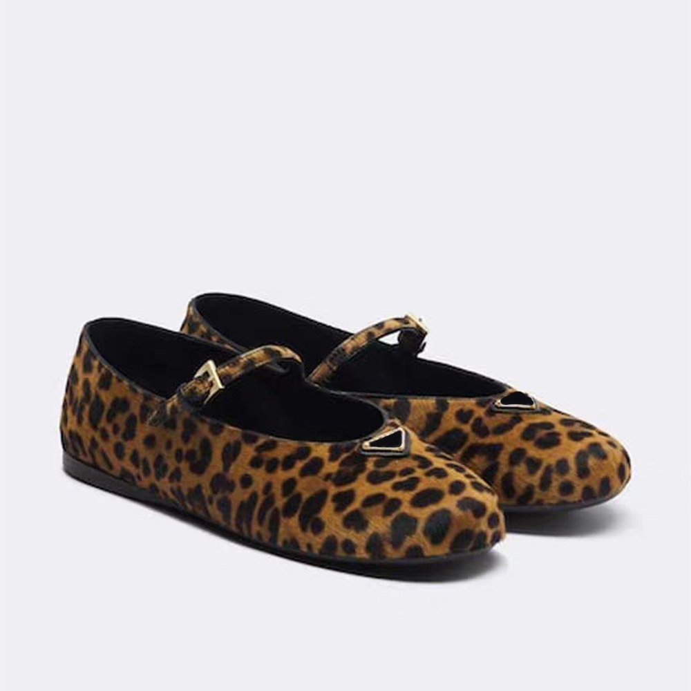 Top qualité imprimé léopard Ballet Flat Mocassins Cuir de soie pour femmes Chaussures habillées à bout rond Designers de luxe Chaussures de march