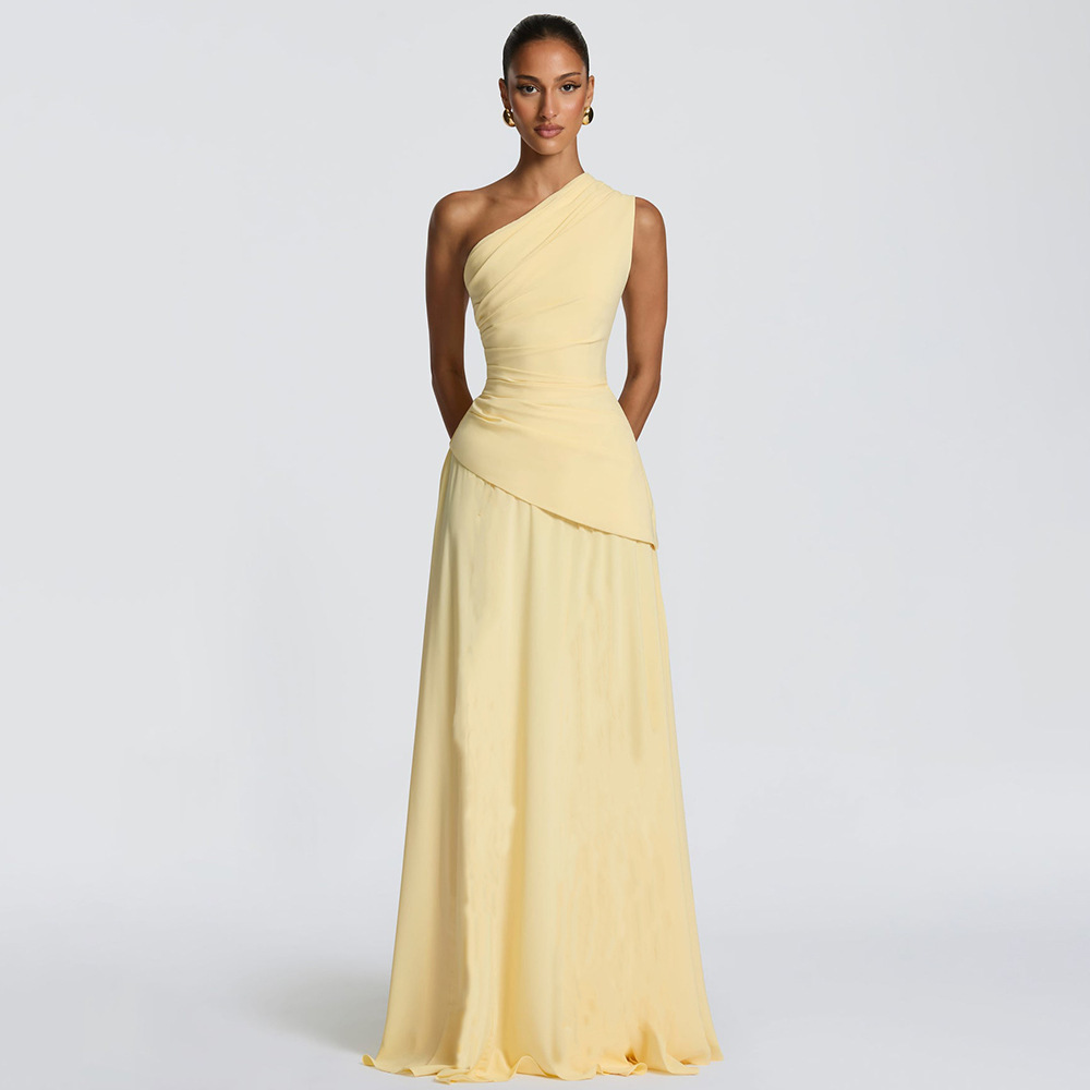 Robe d'été élégante en mousseline de soie : encolure asymétrique à une épaule, détails plissés, taille cintrée, dos ouvert et jupe évasée volumin