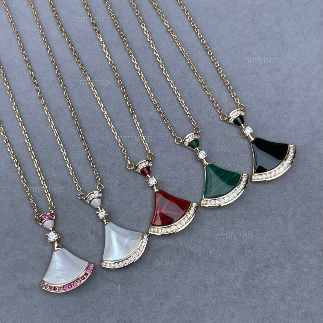 Vintage necklace women's 18K gold-plated scallop pendant necklace set with natural mother of pearl suitable for elegant wedding jewelry in the