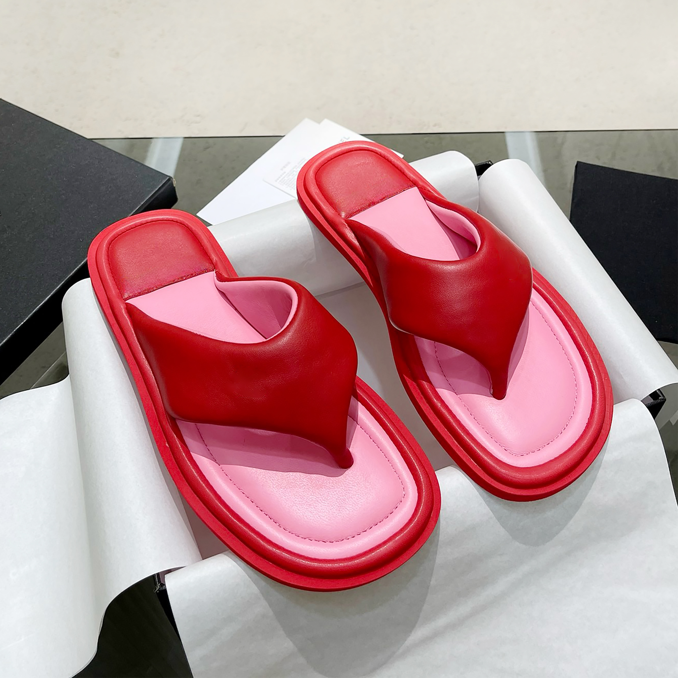 Tongs en cuir coloré à fond plat et fond épais avec une texture légère et luxueuse, surface en cuir avec sandales serrées aux orteils, pantoufles