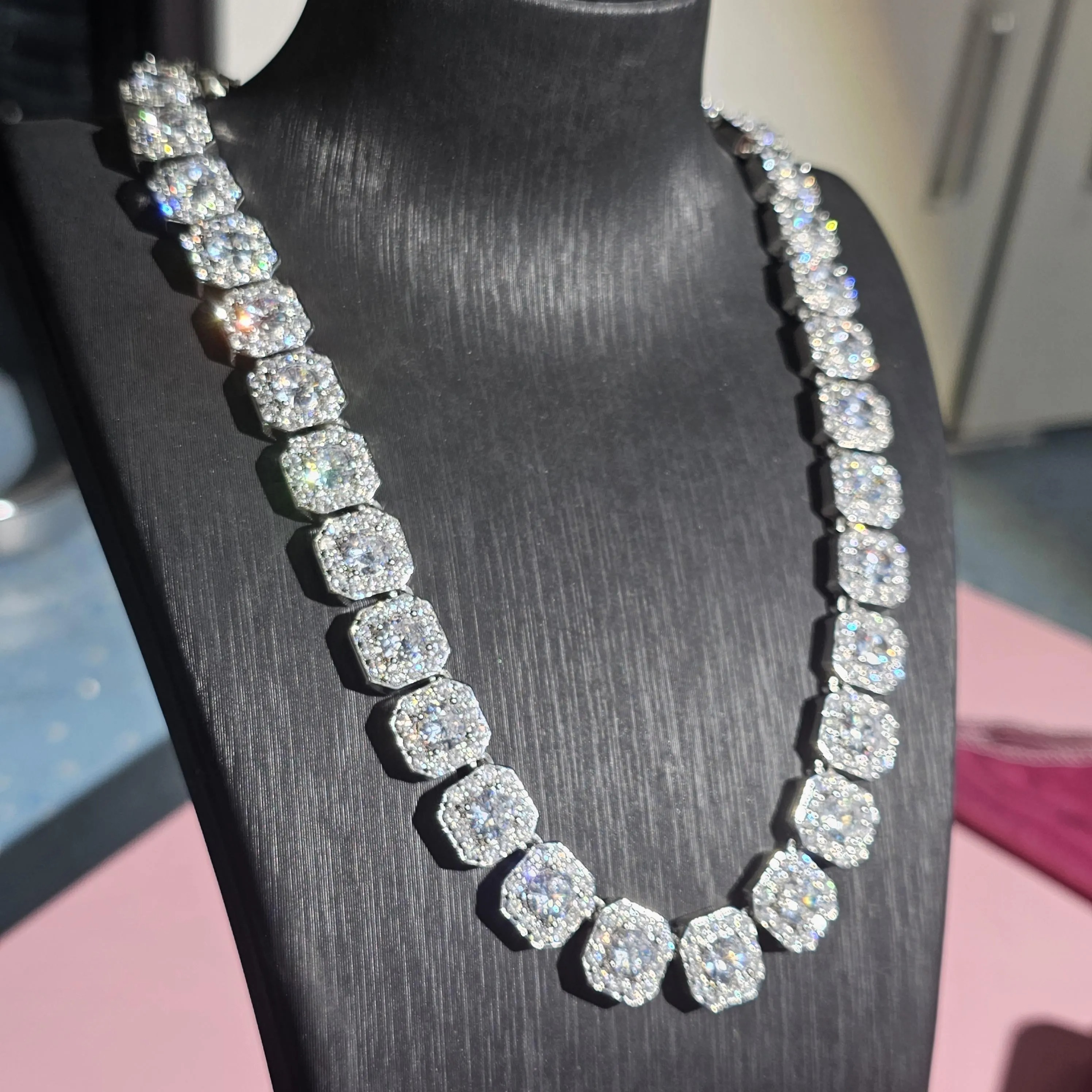 Flashy Custom Baguette Chain Iced Out Hip Hop Collier en diamant blanc ou rose avec cadeau de verrouillage de boîte pour lui ou elle