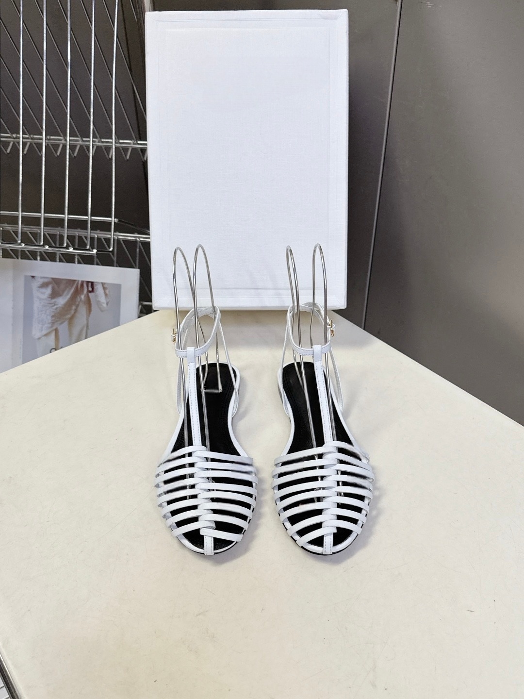 10A Top-Quality Designer Fashion Shoes Latest Velcro Sandals Ultra-Fashionable Multi-Functional Extremely Soft Imported Embroidered Casual Sneakers