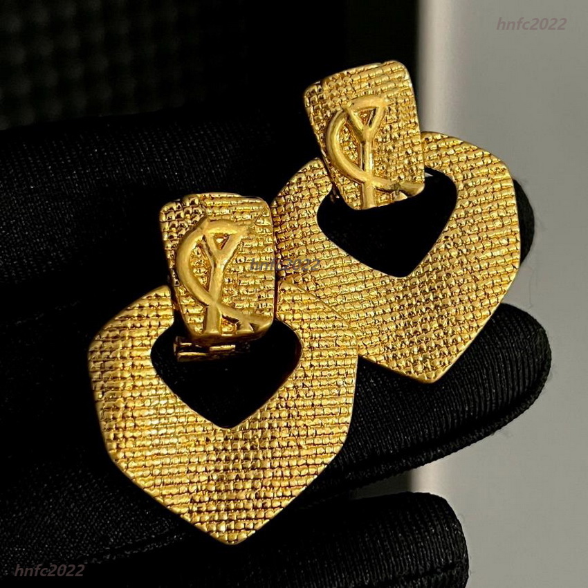French retro elegant hollow embossed heart-shaped earrings Woman Ear Clip Simple Designer Jewelry