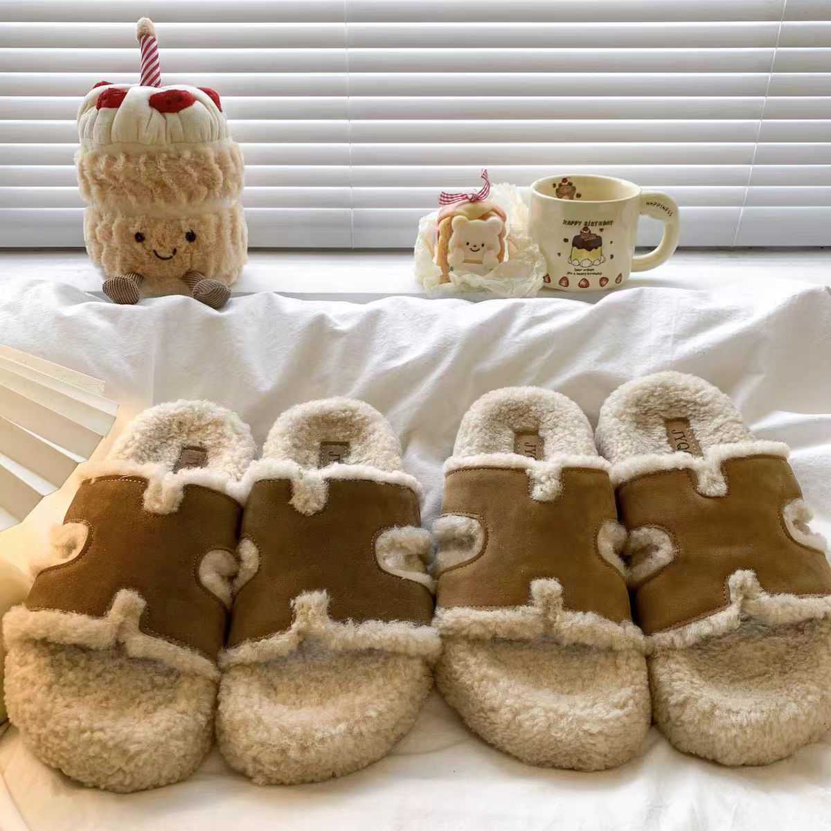 Pantoufles pelucheuses à semelles épaisses Brocken pour femmes, style de vêtements d'extérieur à la mode, nouvelle collection automne-hiver 2026,