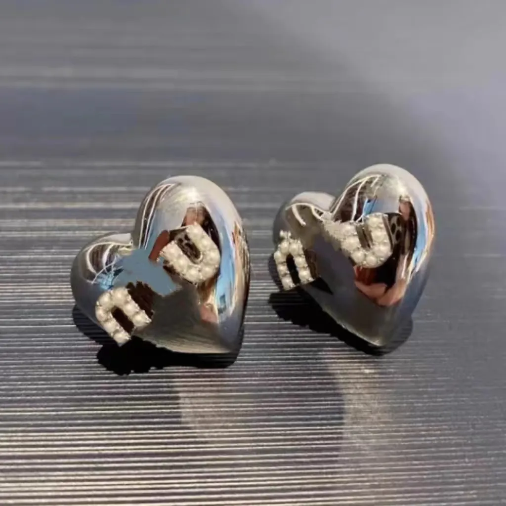Cerceau Huggie Miu Love en forme de cœur, haute qualité, Style Cool, nouvelles boucles d'oreilles Miao polyvalentes avec perles, intégration 2026