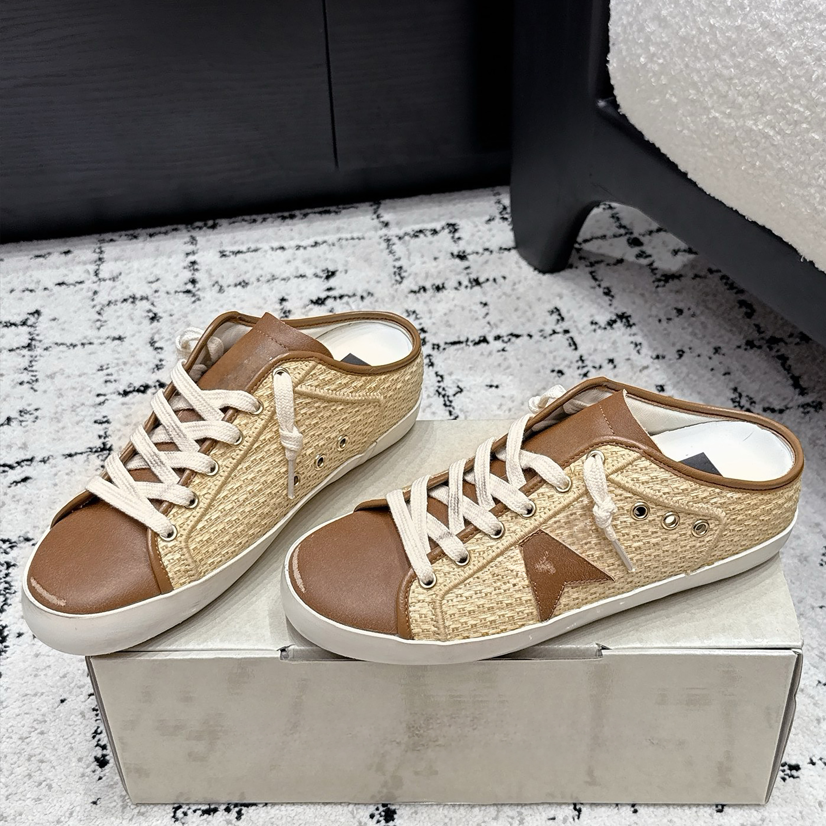 Chaussures à enfiler ornées d'étoiles doublées de paille pour femmes à la mode, avec coutures complexes, semelle confortable