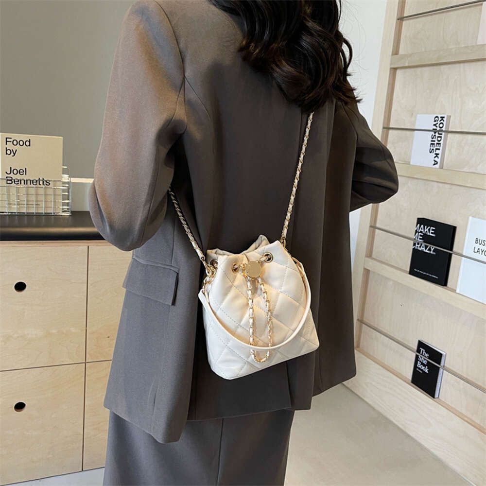 Sac de créateur Nouveau sac à main pour femme Sac à bandoulière Chaîne Design innovant Mode Polyvalent Style naturel Style minimaliste Livraison