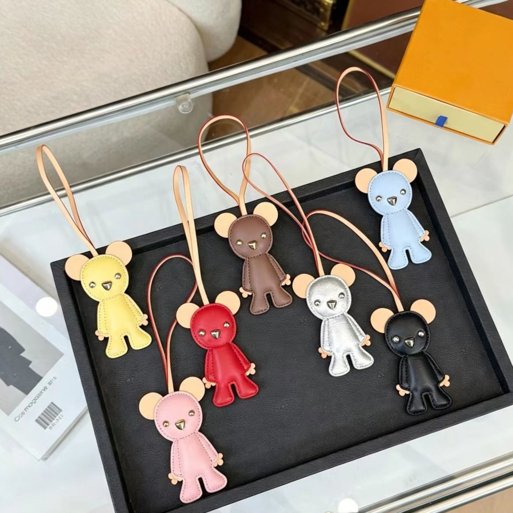 High-quality designer-style cute little bear pendant. High-quality jewelry piece for decoration. New model high-end fashionable bag pendant. Pendant