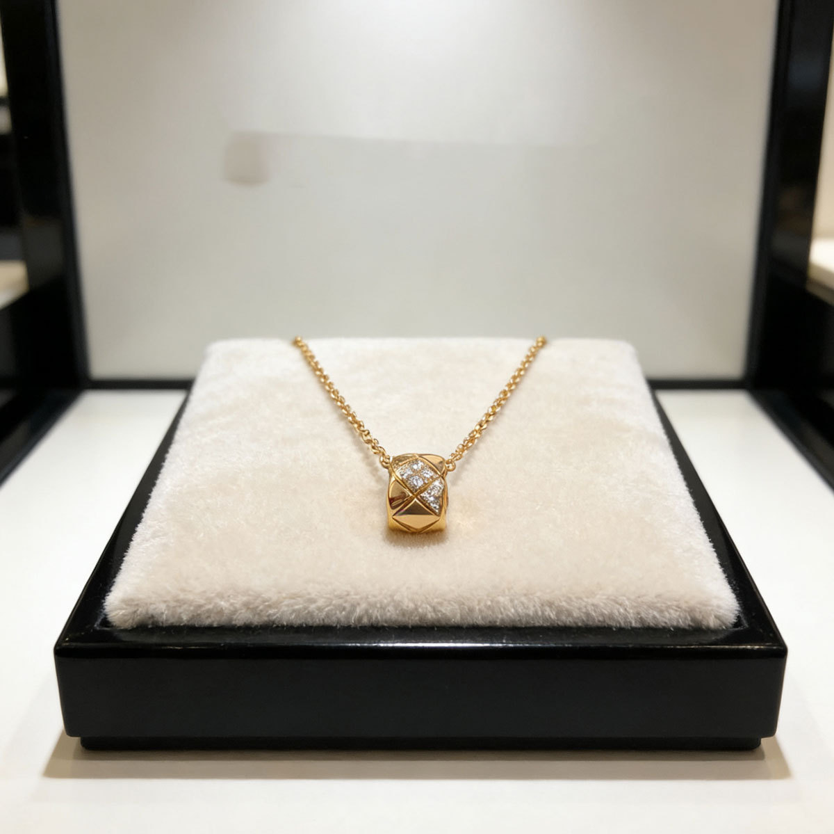 High quality luxury jewelry necklace New high-end diamond grid with diamond for women's niche design, cool style collarbone chain necklace