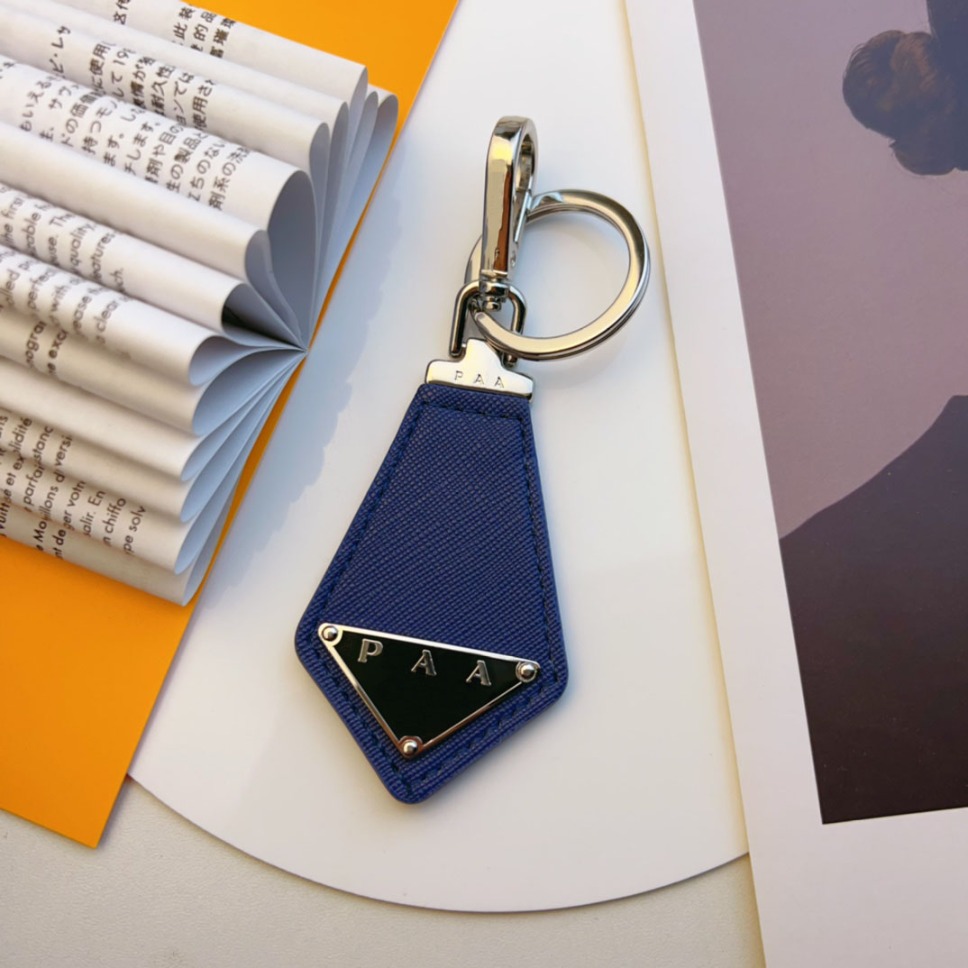 Keychains Lanyards Classic Leather Metal Triangle Keychain Exquisite Designer Hanging Decoration Simple And High End Gift Suitable For Multifunction