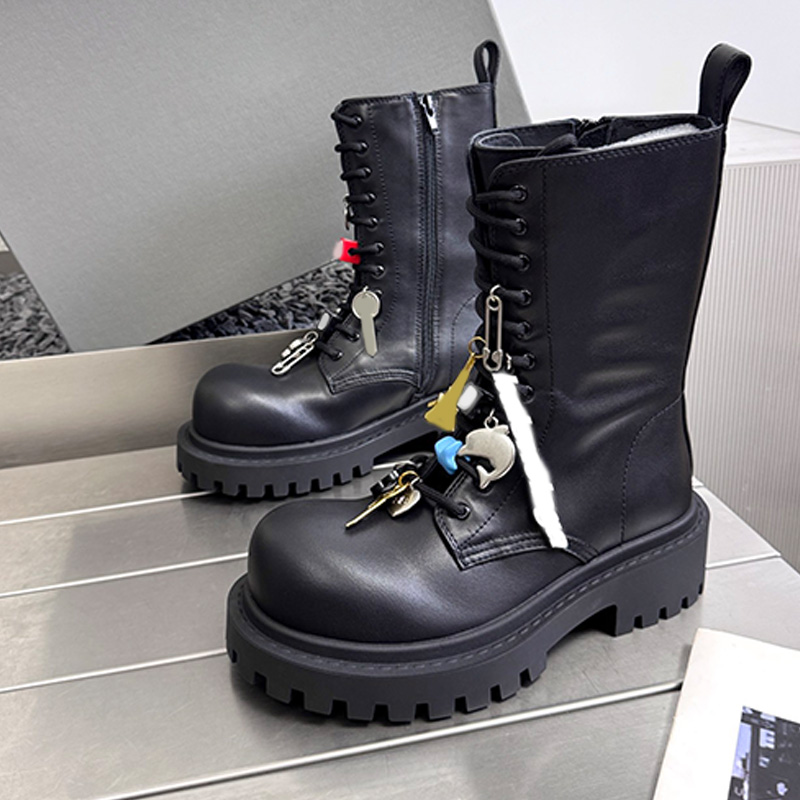 Vintage style Lace up Bootie designer womans luxurious black grain cowhide small pendant shoe upper short boots womens fashion autumn winter wear sh