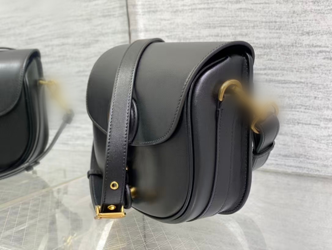 Le créateur a créé un sac à bandoulière luxueux et décontracté, parfait à porter au quotidien et adapté à diverses occasions.