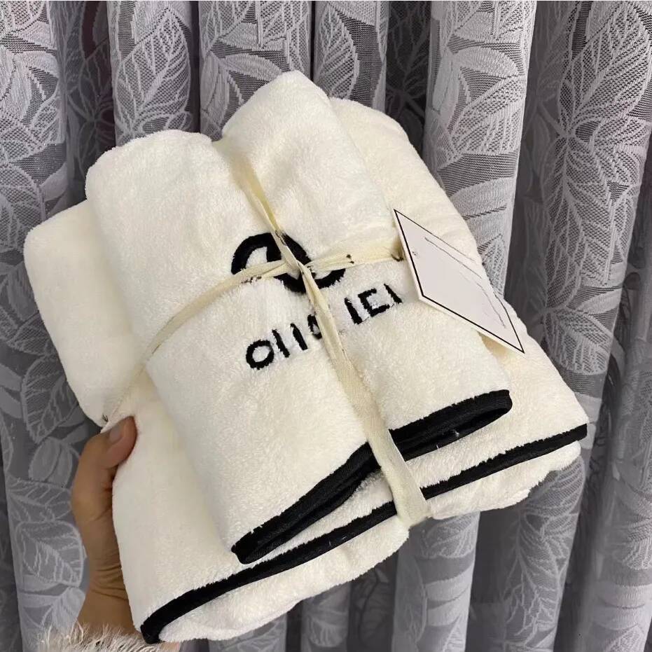 Designer Luxury Style 2Pcs Bath Towel Set with Gift Bag Super Absorbent Microfiber Quick Dry Beach Towels for Women Solid Purple Soft Shower Towels
