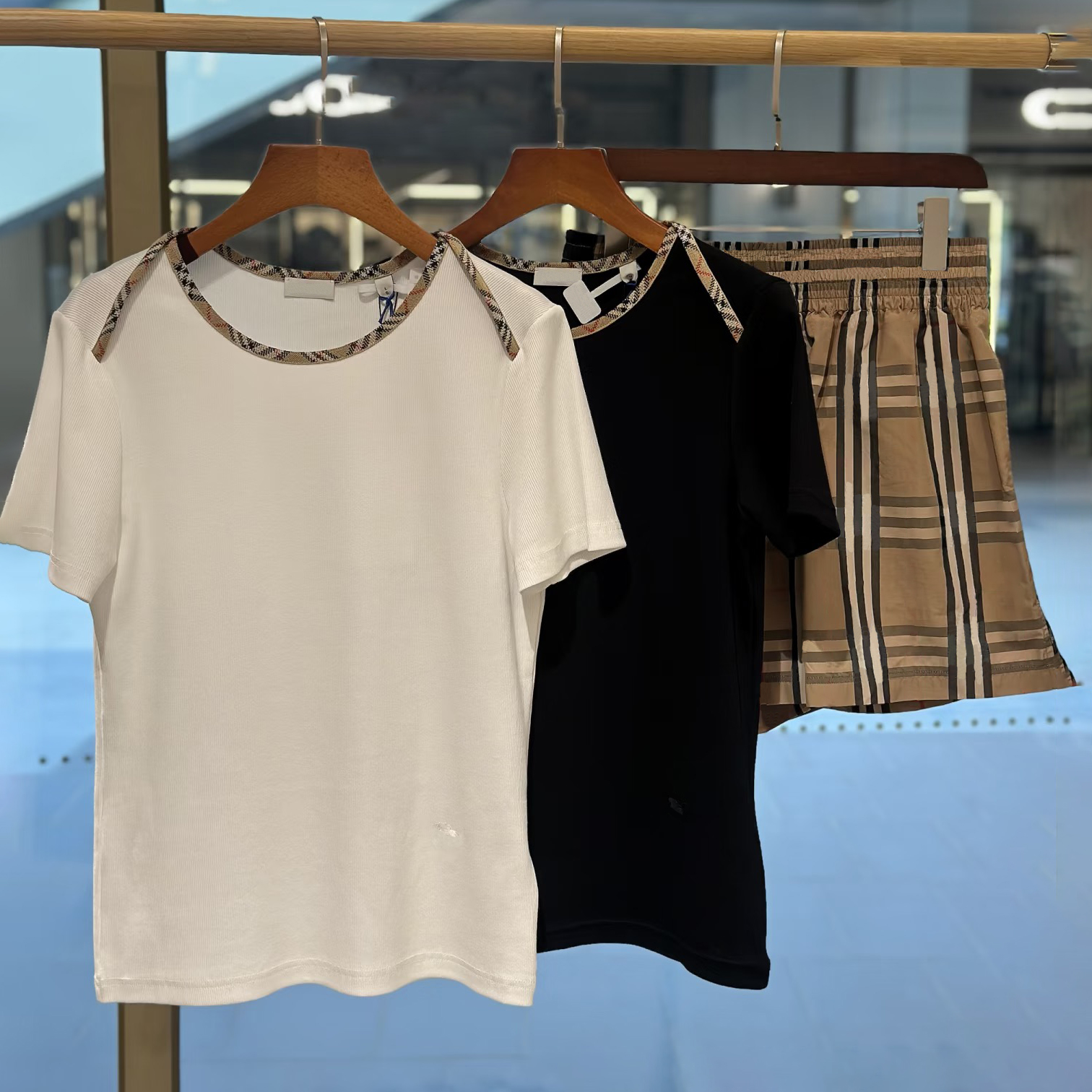 Hoge kwaliteit dameskleding van het designermerk, damestop met rasterversiering, slim fit, gebreide katoenen borduursels, dames-T-shirt, modieus en