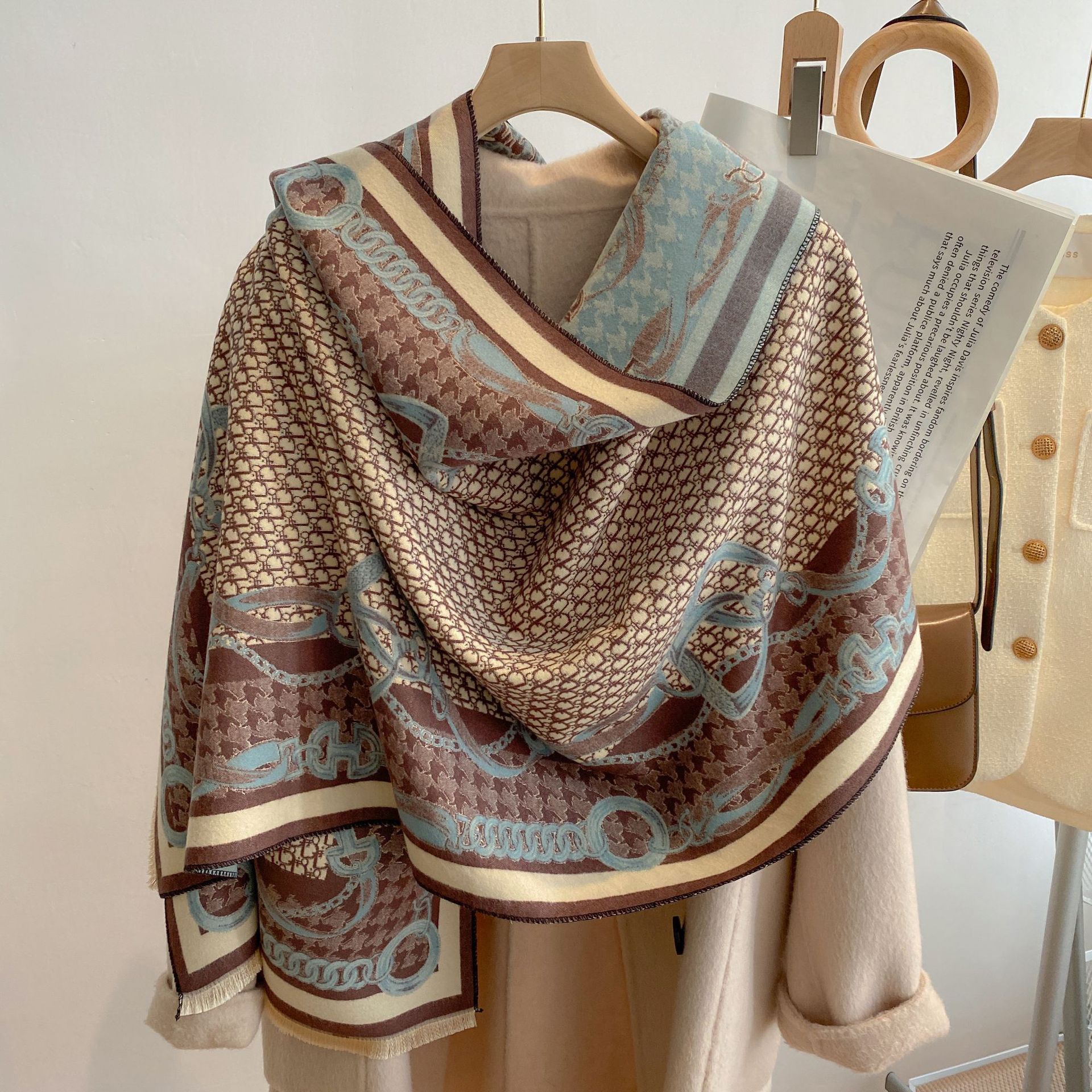 Retro Chain Lock Mesh Double Sided Jacquard Shawl Fashionable Designer Imitation Cashmere Thick Scarf High End Temperament Womens Scarf