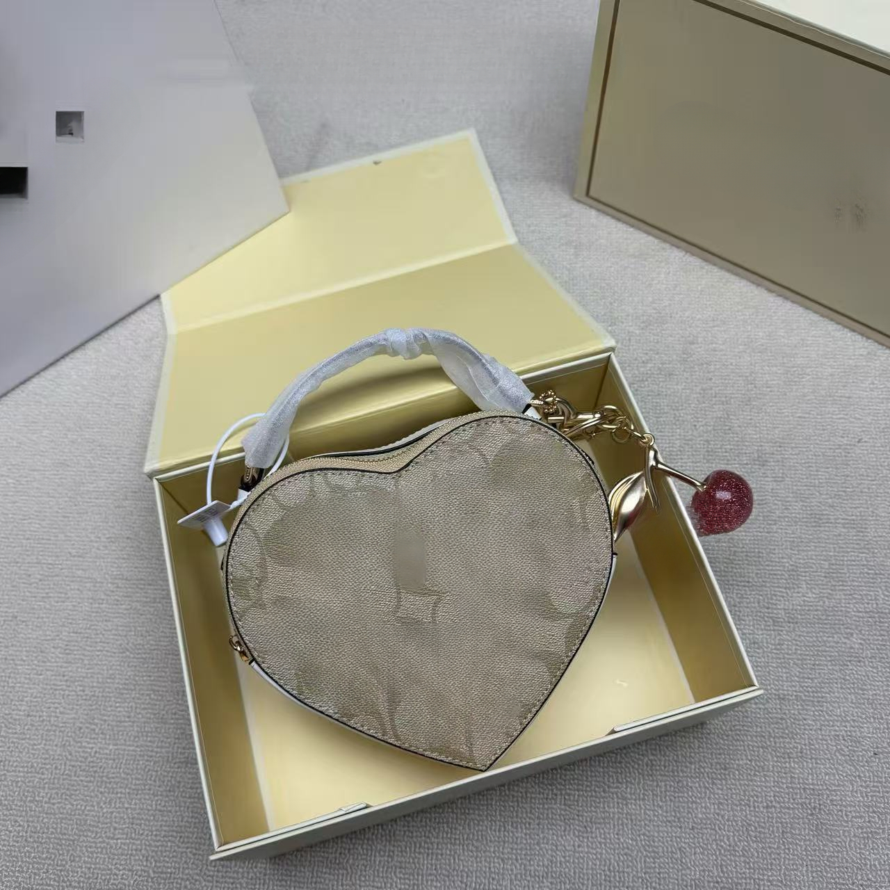 2026 Summer Design Trend Fashion Heart shaped Handbag Designer Classic Old Flower Trend Heart shaped Cowhide Handbag Love Bag Premium Sensation Bag