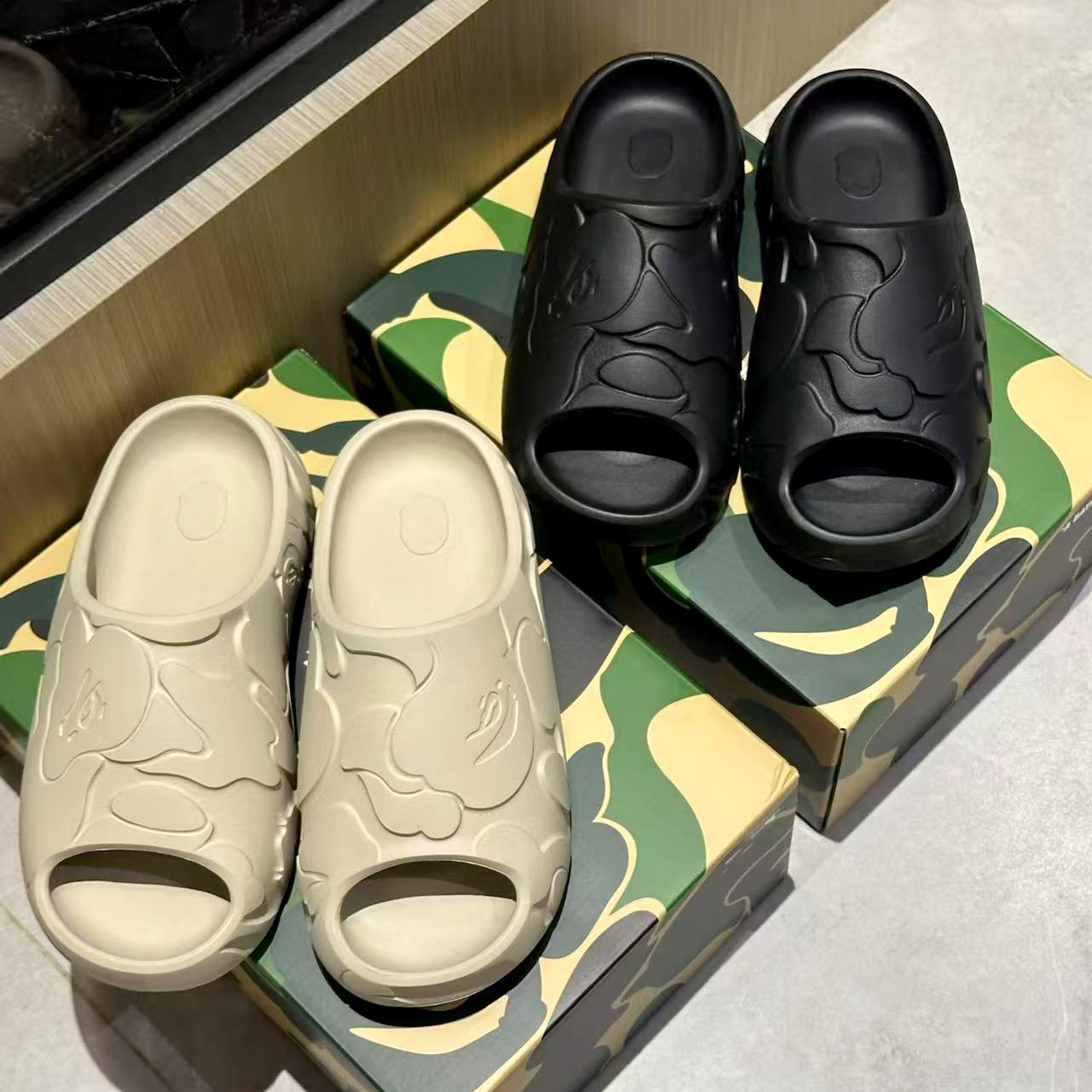 2026 apes sandal Designer slippers Black white women Beach pool sandale men Bapees slider luxury embossed XLEXTRALIGHT Rubber Summer Home shoes tazz