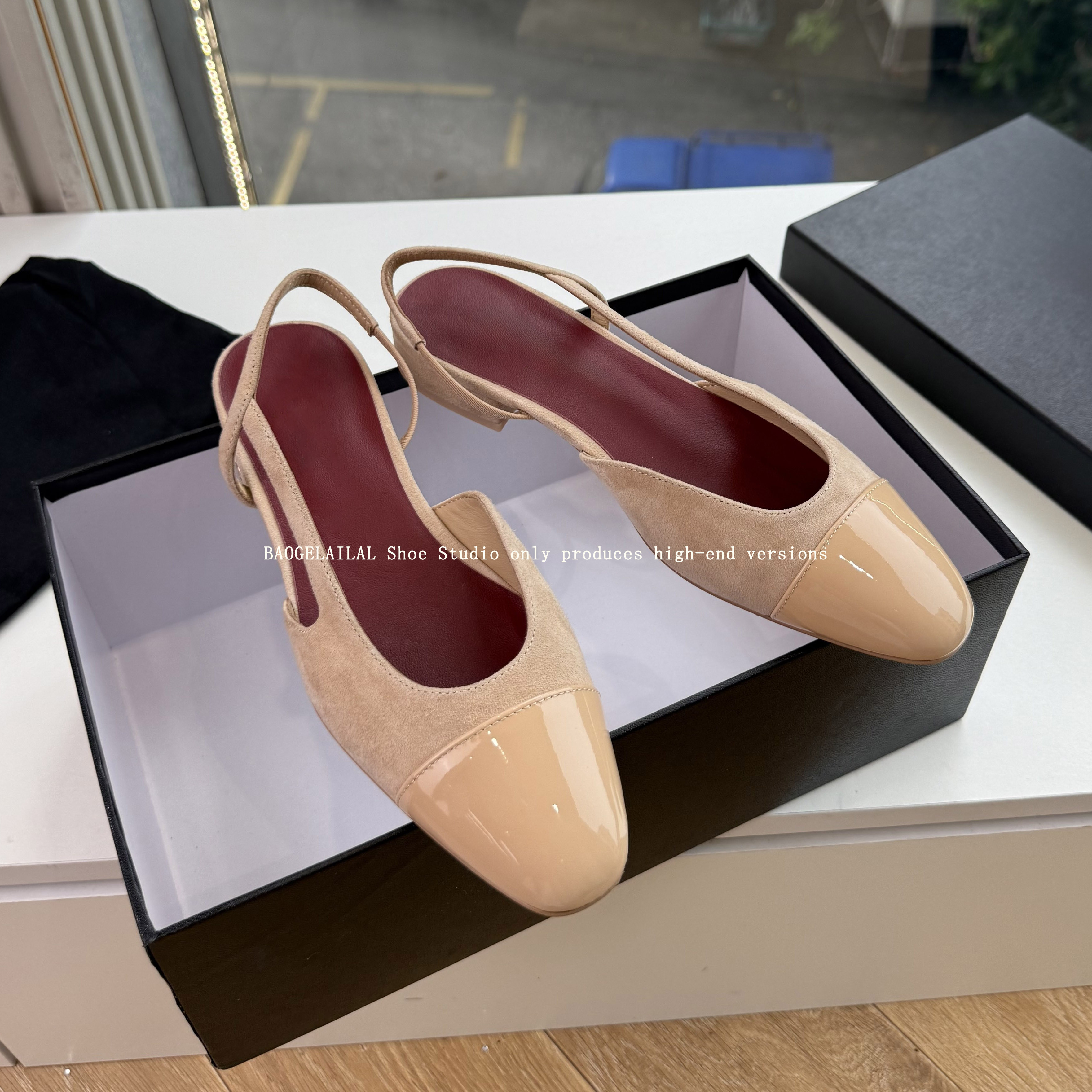 Automne nouvelle sangle patchwork en cuir verni et daim pour femmes avec talon bas et sandales vides, chaussures simples polyvalentes et à la mod
