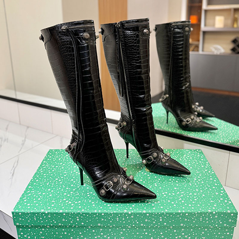 Luxury Womens Pointed Boots Womens Rivet Boots Metal Zipper Buckle Decoration Fine Heel Leather Outsole Millennial Spicy Style High Boots Designer Z
