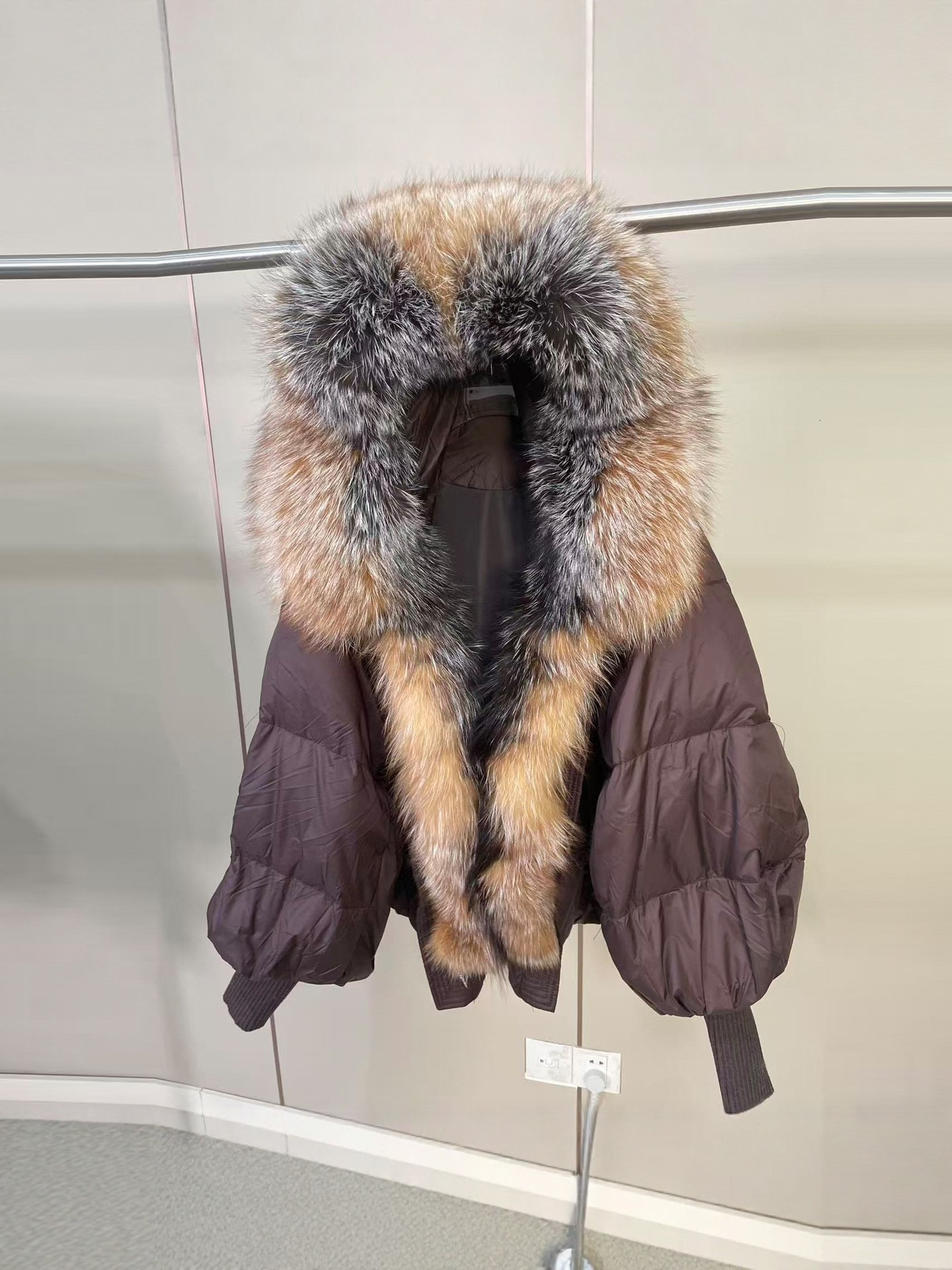 European Style 2025 Winter New Luxury Women's Short Down Jacket with Large Fox Fur Collar, Fashionable Thickened Warm Hooded Coat