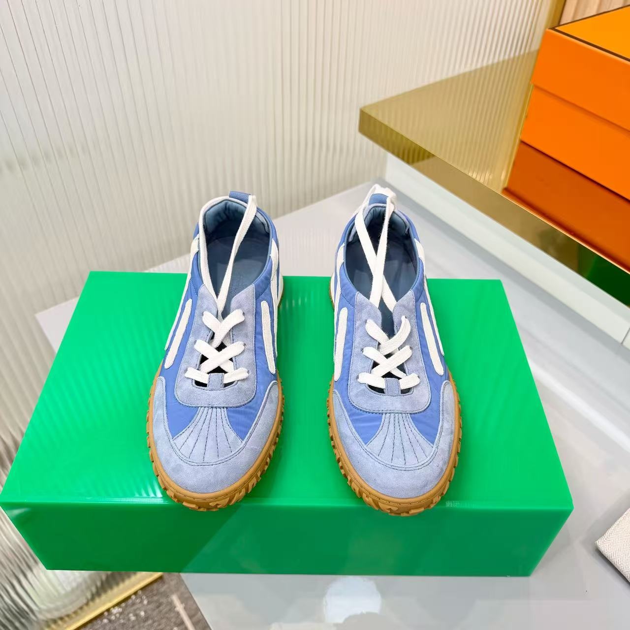Parcourez la ville avec légèreté ! Ces chaussures décontractées unisexes classiques présentent des couleurs vives pour mettre en valeur votre éne