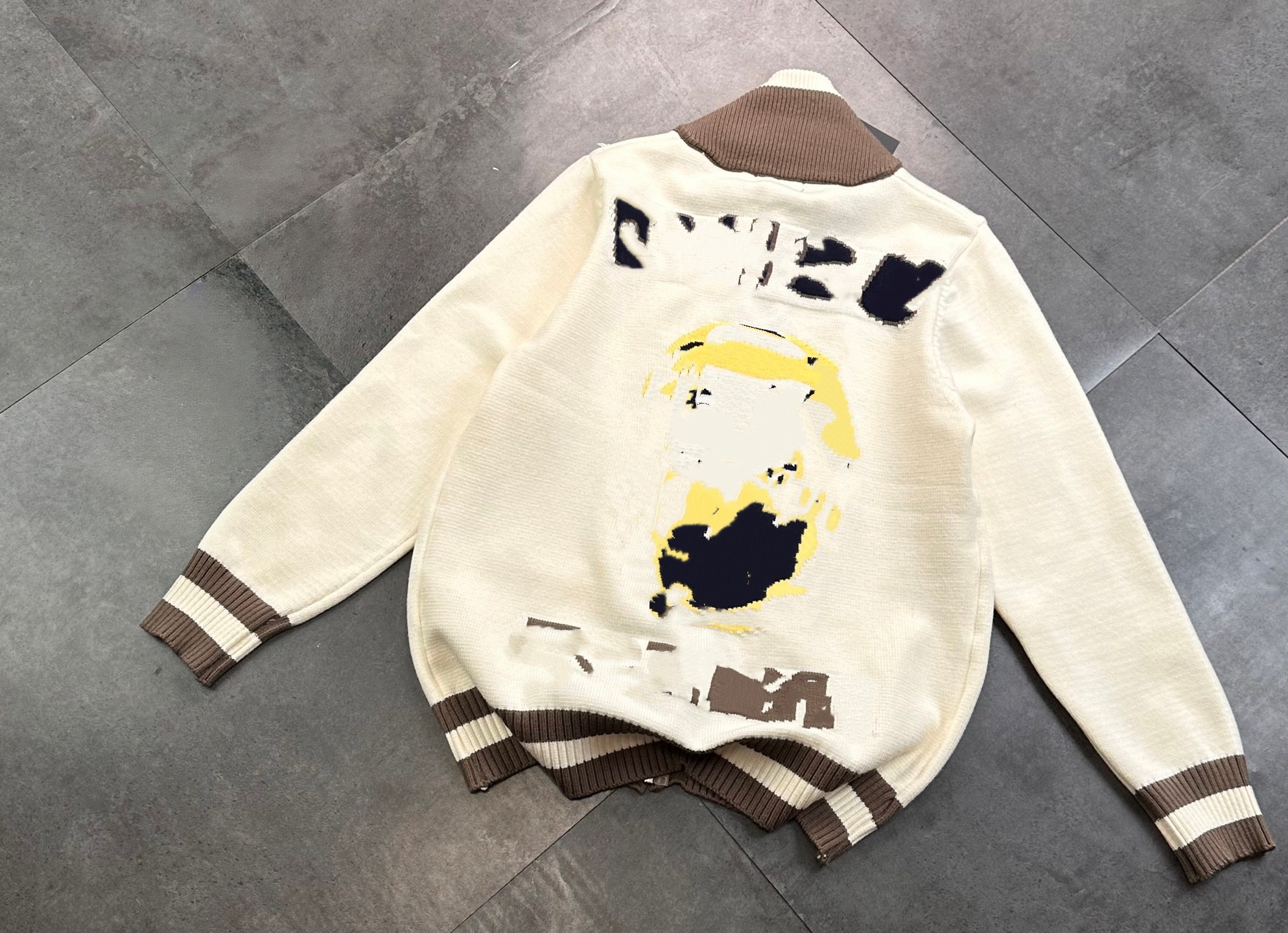 E Zip-up cardigan sweater coat with a relaxed and laid-back style cardigan sweater