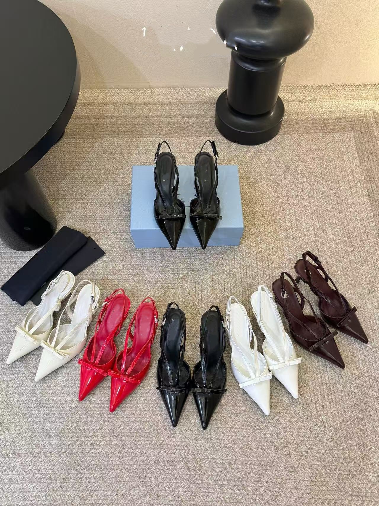 Sandales élégantes, intelligentes et exquises de la marque de mode