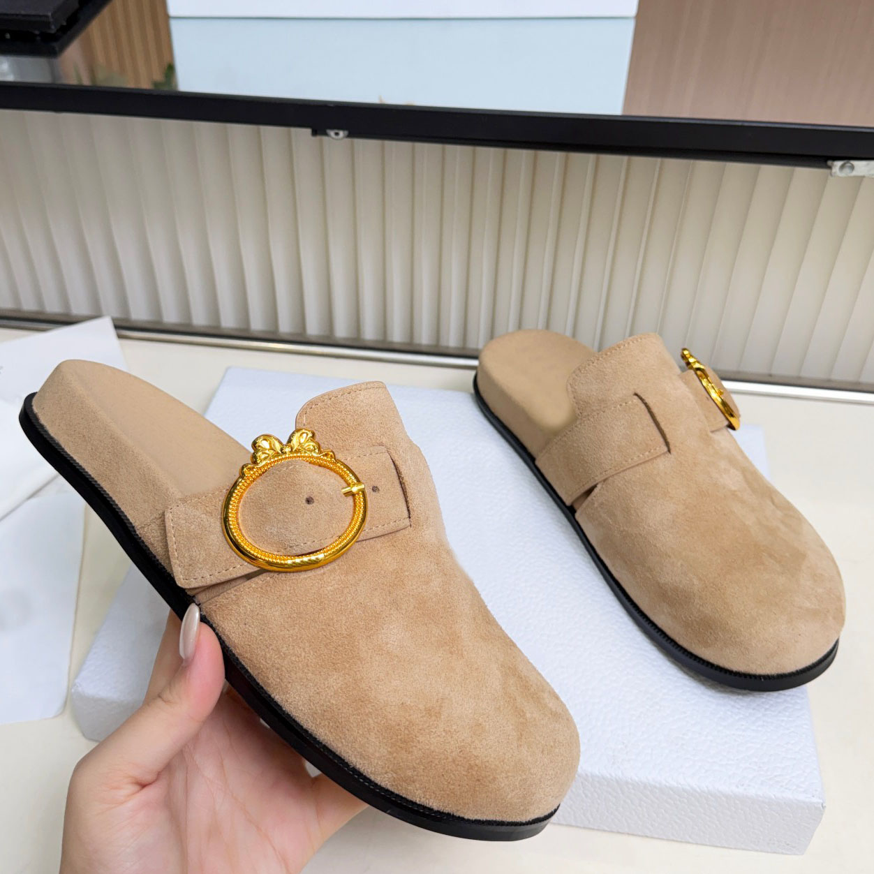 Women Medaillon Buckle Mule Top-Quality Casual Mules Slipper Platform Suede Mule Fashion Daily Versatile Style