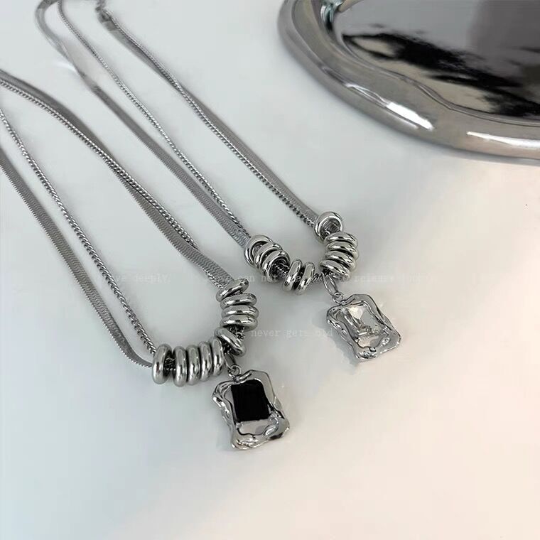 Hip Hop Sweet Cool Girl Style Titane Acier Chaîne Double Couche Cristal Pendentif À Capuche Collier Couple Personnalité Haut de gamme Sens Ras Du