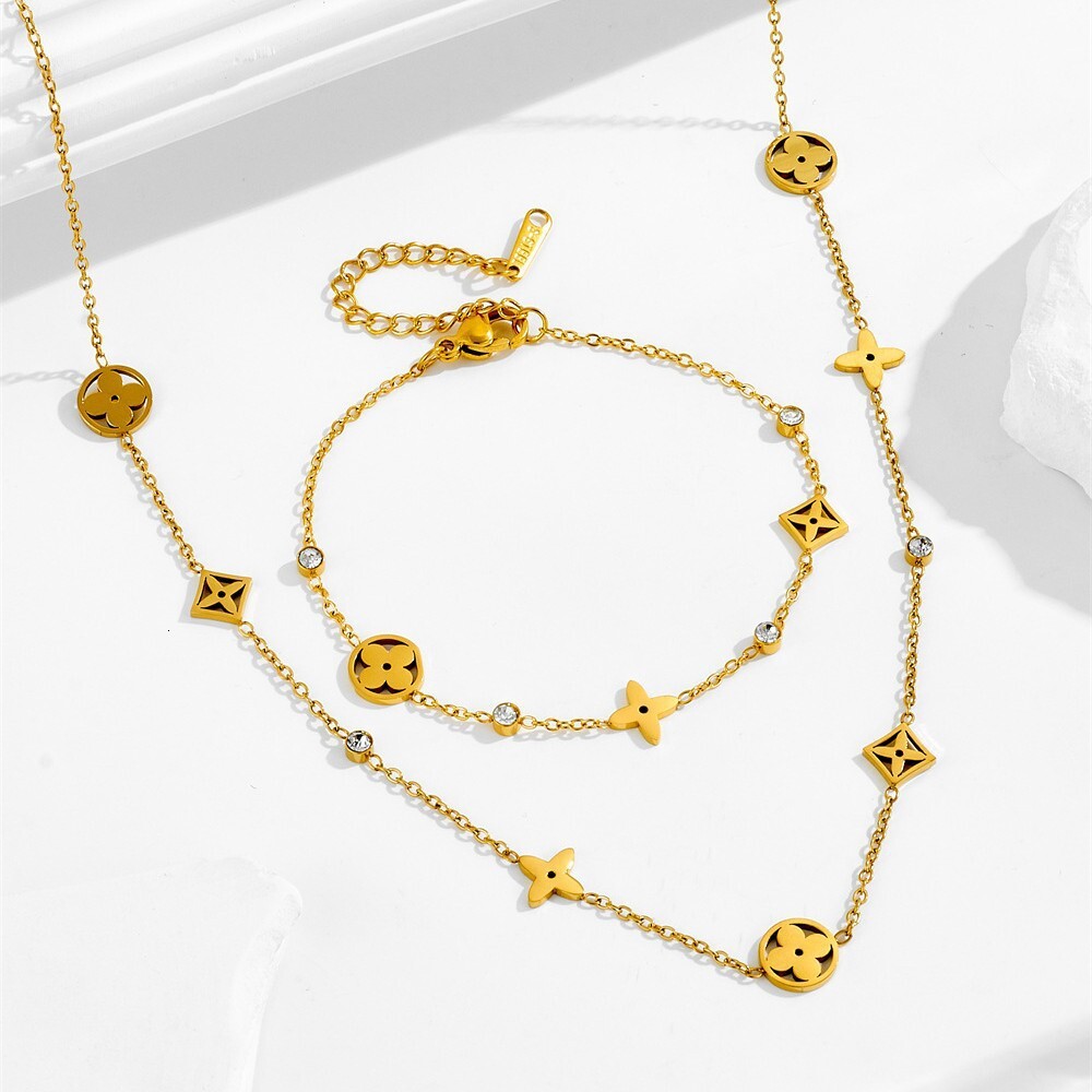 18k necklace with four-leaf clover design classic pattern simple elegant high-end stainless steel jewelry that does not fade women's designer n