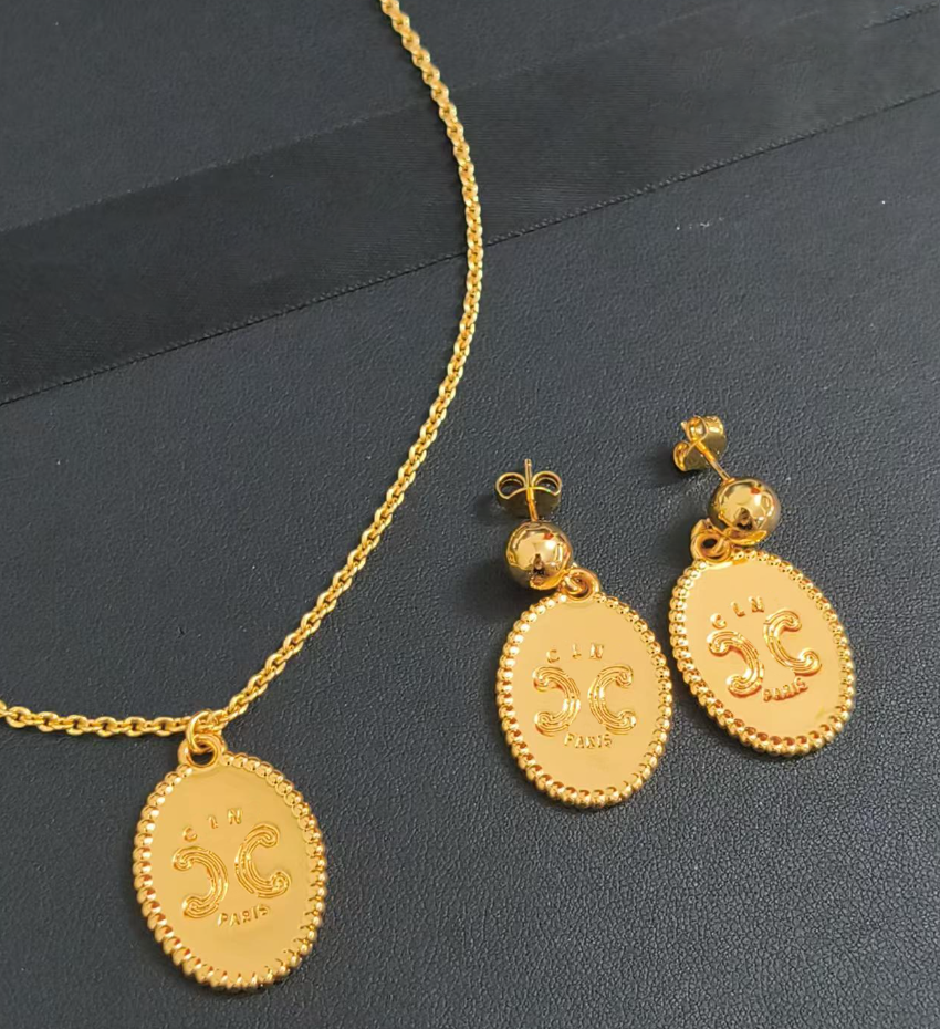 New Designer Oval Coin Pendants Necklaces 18K Gold Plated Chains Brass Necklace Letter Earring Women Wedding Party Fashion Jewelry Accessories Gift