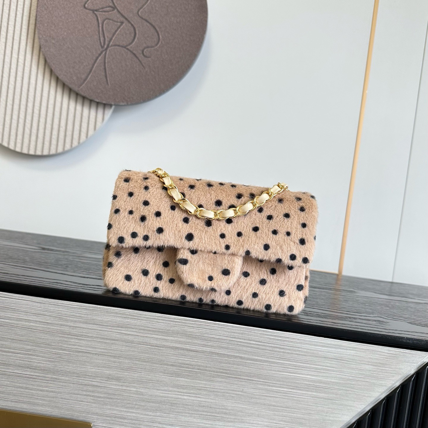 2026 new high-end handmade leopard print designer bag, with a soft plush exterior that's simply irresistible, definitely worth collecting. Come