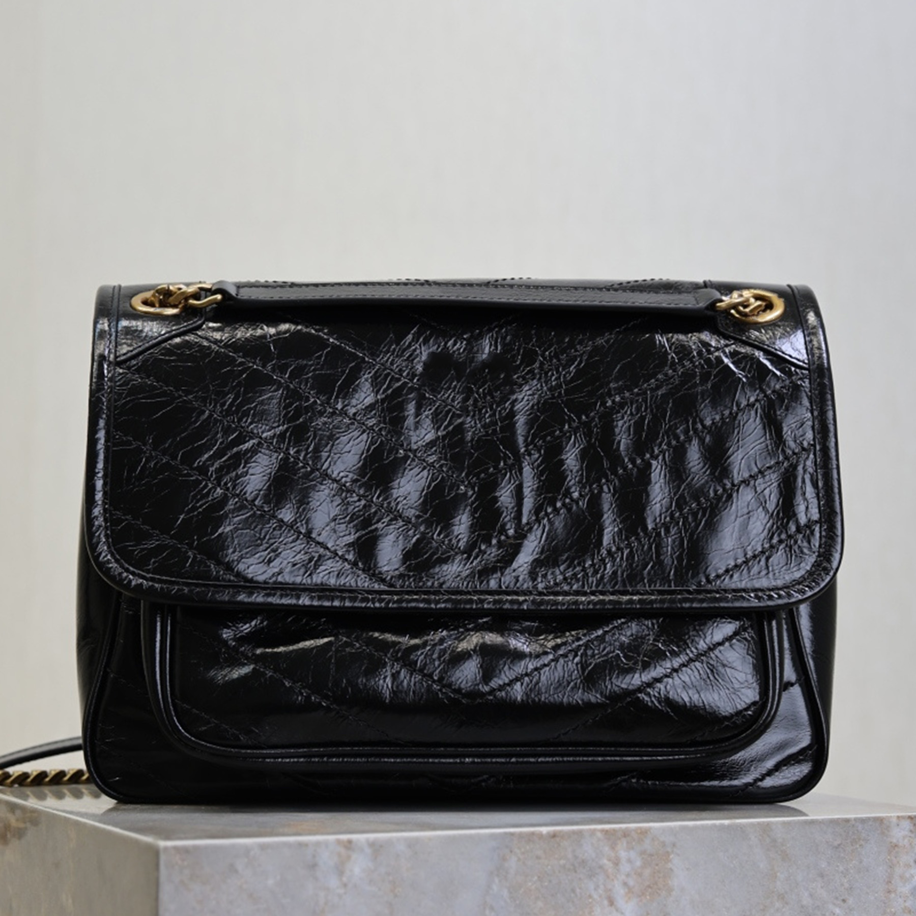 Top Quality Medium In Vintage Leather Shoulder Bag Luxury Designer Soft Genuine Leather Crossbody Bag Golden Hardware Clutch Bag Magnetic Snap Closu