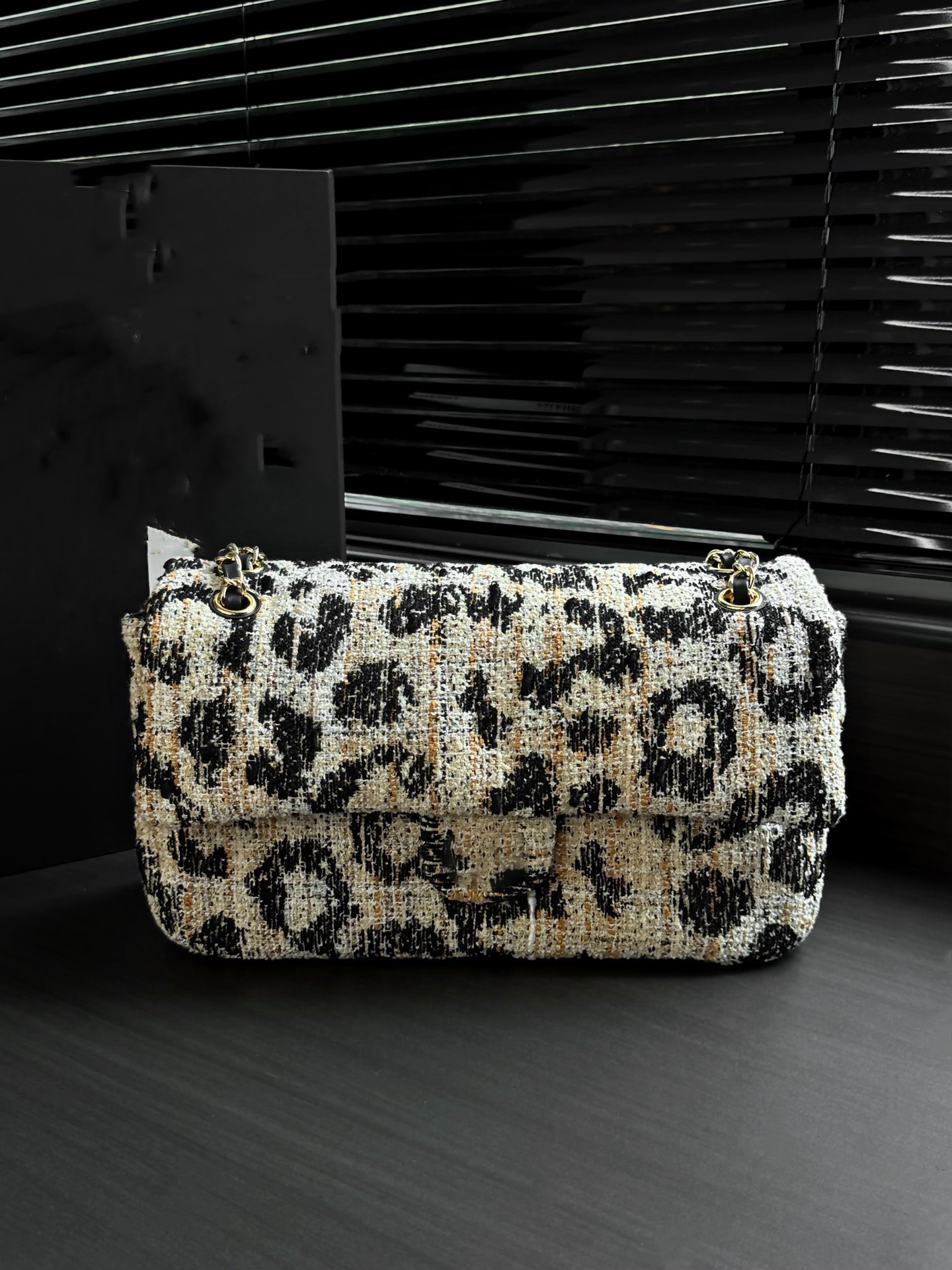 2026 new designer bag, gold and black milk-colored leopard print texture, Tweed fabric adds more texture, classic, stylish, and practical