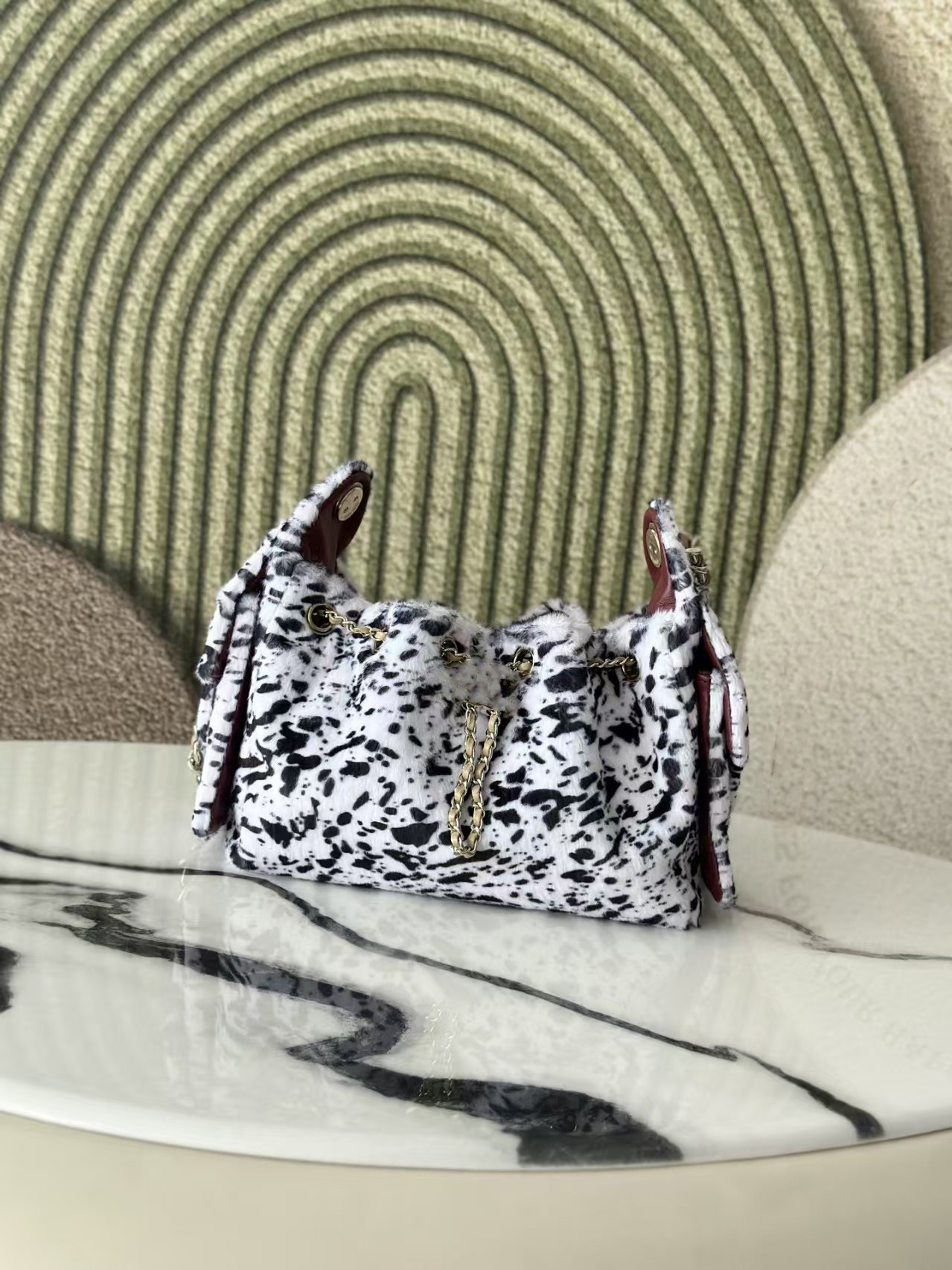 Le tout nouveau sac de créateur de luxe à imprimé léopard 2026 fabriqué à la main a un extérieur en peluche douce qui est tout simplement irrésis