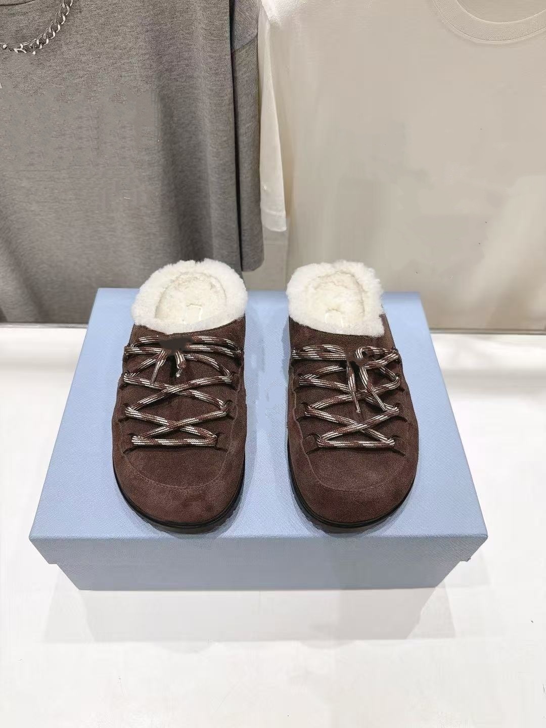 Nouveaux mocassins mules Fuzzy House doublés de fourrure pour l'automne et l'hiver 2026
