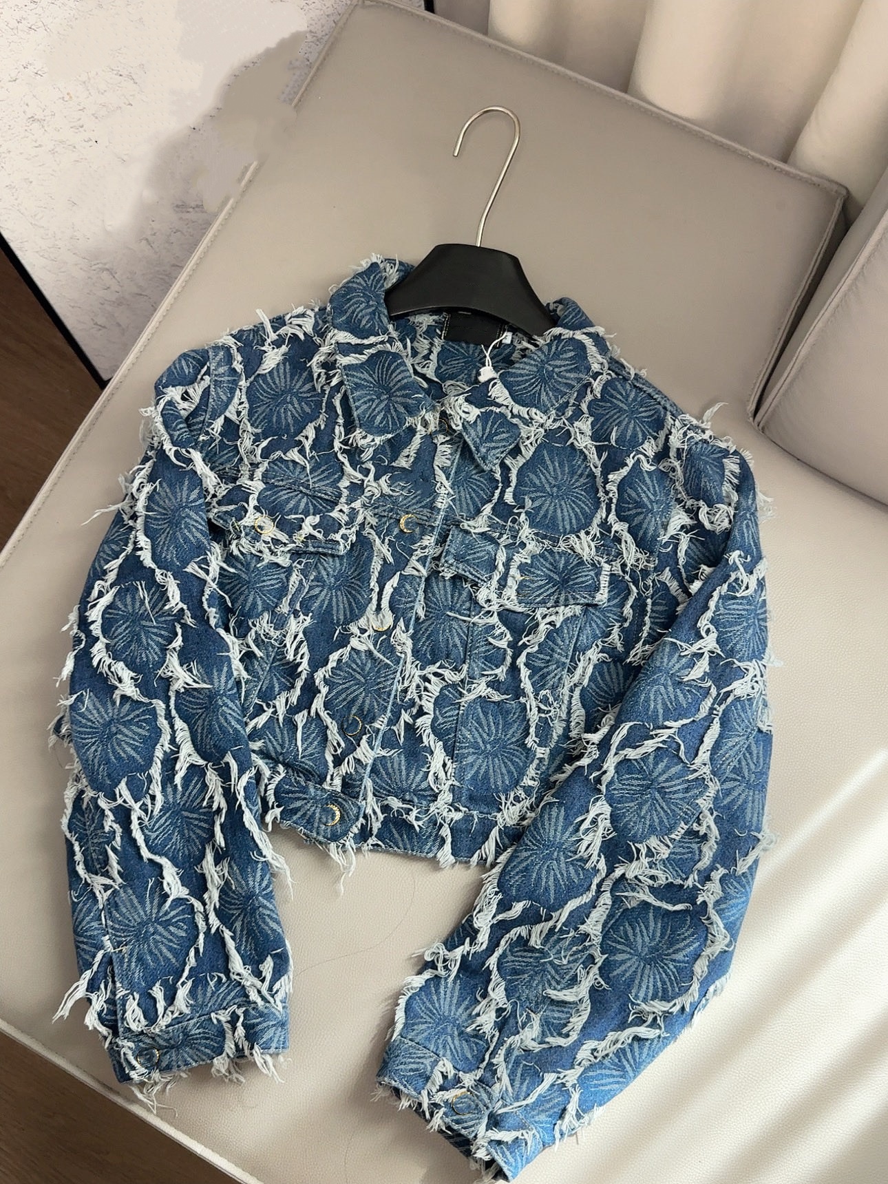 C Manteau court brodé exquis et élégant au début de l'automne