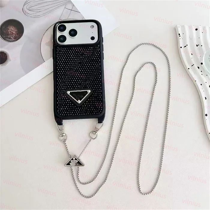 Étui de téléphone de luxe Bling strass avec logo en métal triangulaire, sangle de chaîne détachable, couverture souple en diamant pailleté pour i