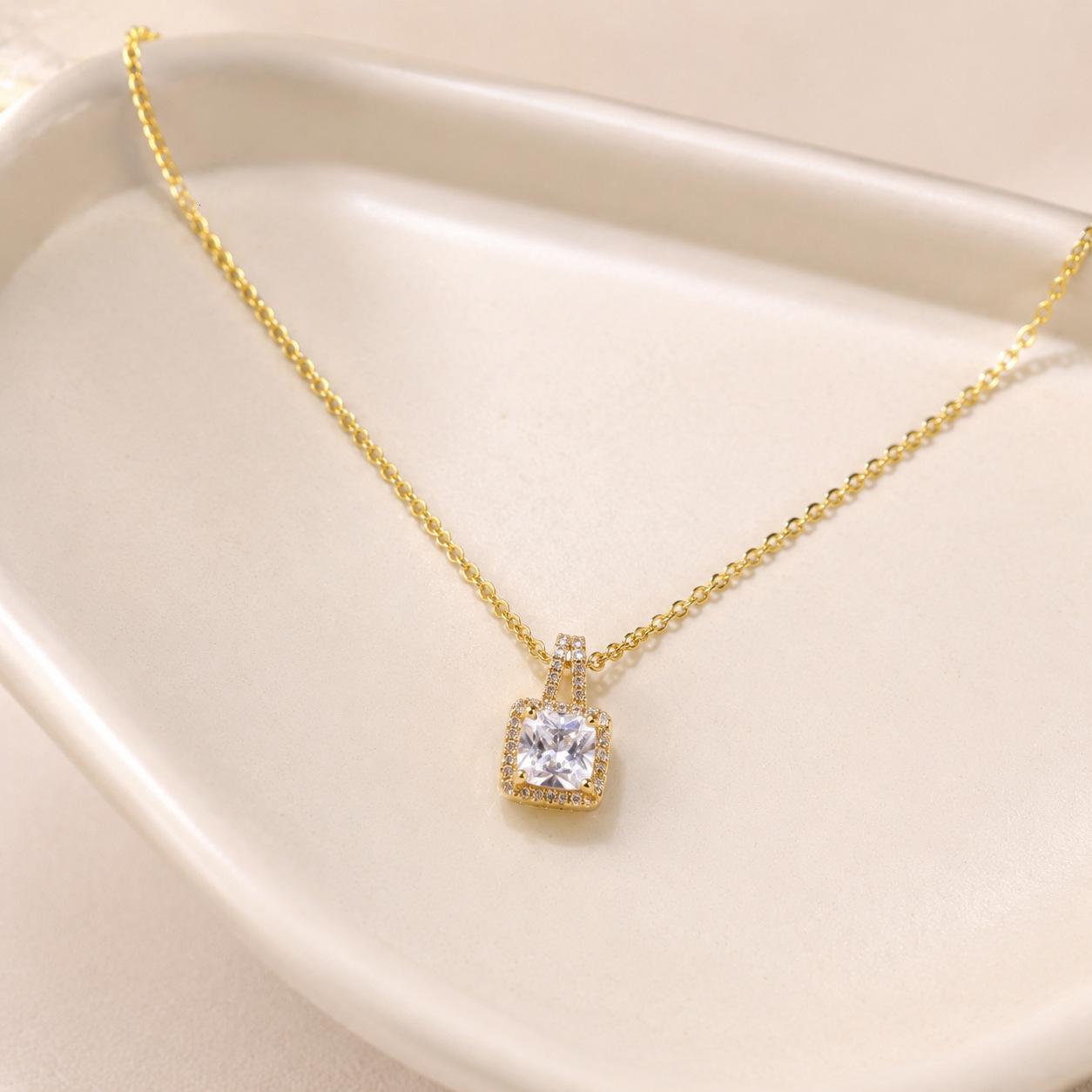 Collares con colgantes Cobre chapado en oro de 18 quilates con microincrustaciones de circonita sintética, collar con colgante de cubo de azúcar sua