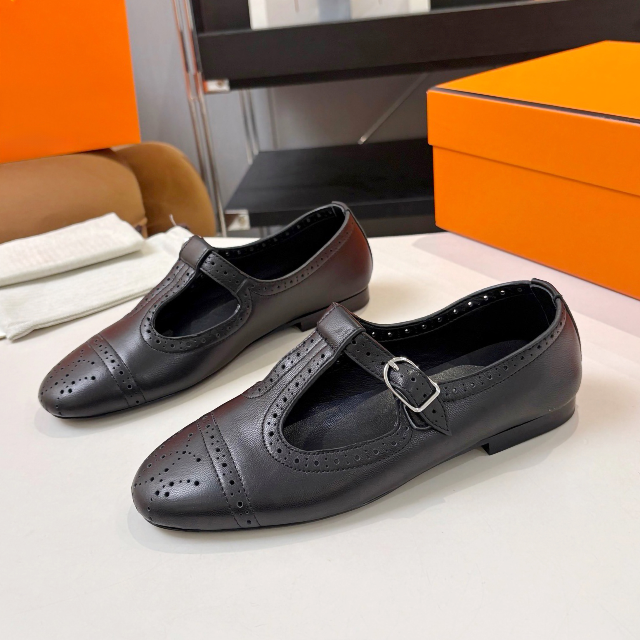 26 Printemps et automne nouvelles femmes en forme de T ceinture Mary Jane chaussures plates Blok sculpté creux en cuir chaussures simples rétro q