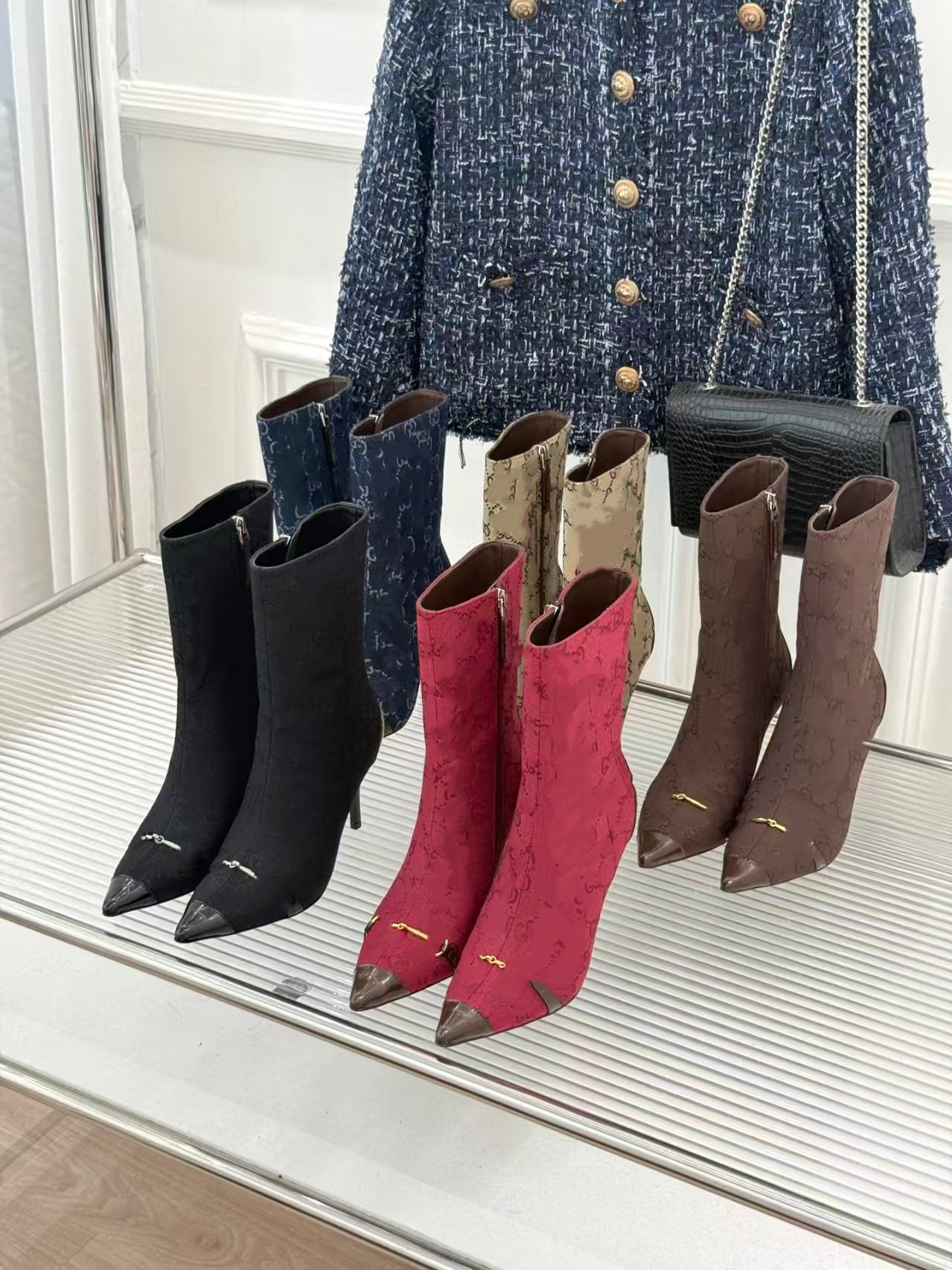 26WF Nuevos botines para mujer con detalle de caballo, patrón de monograma, punta puntiaguda y tacón de metal