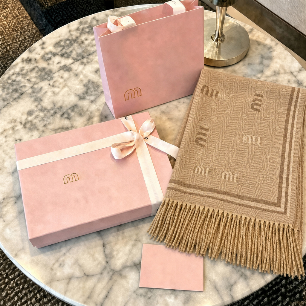 luxury designer womens scarf Winter warm cashmere simple scarf Versatile letter soft and comfortable shawl scarf Very nice Christmas gift