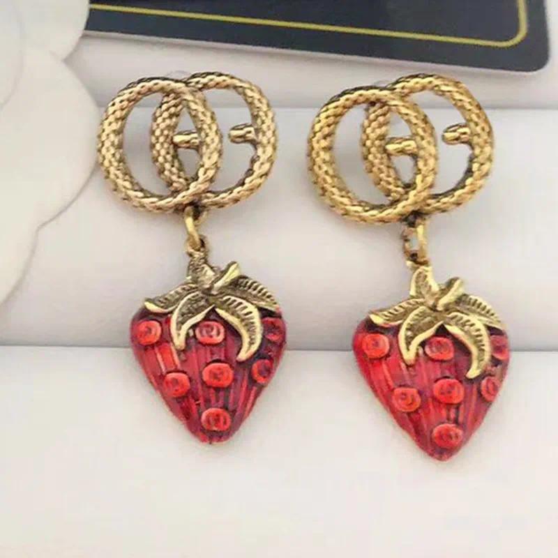 Boucles d'oreilles fraises Boucles d'oreilles en or Classique Designer Lettre Boucle d'oreille Simple Métal Géométrique Boucles d'oreilles pour f