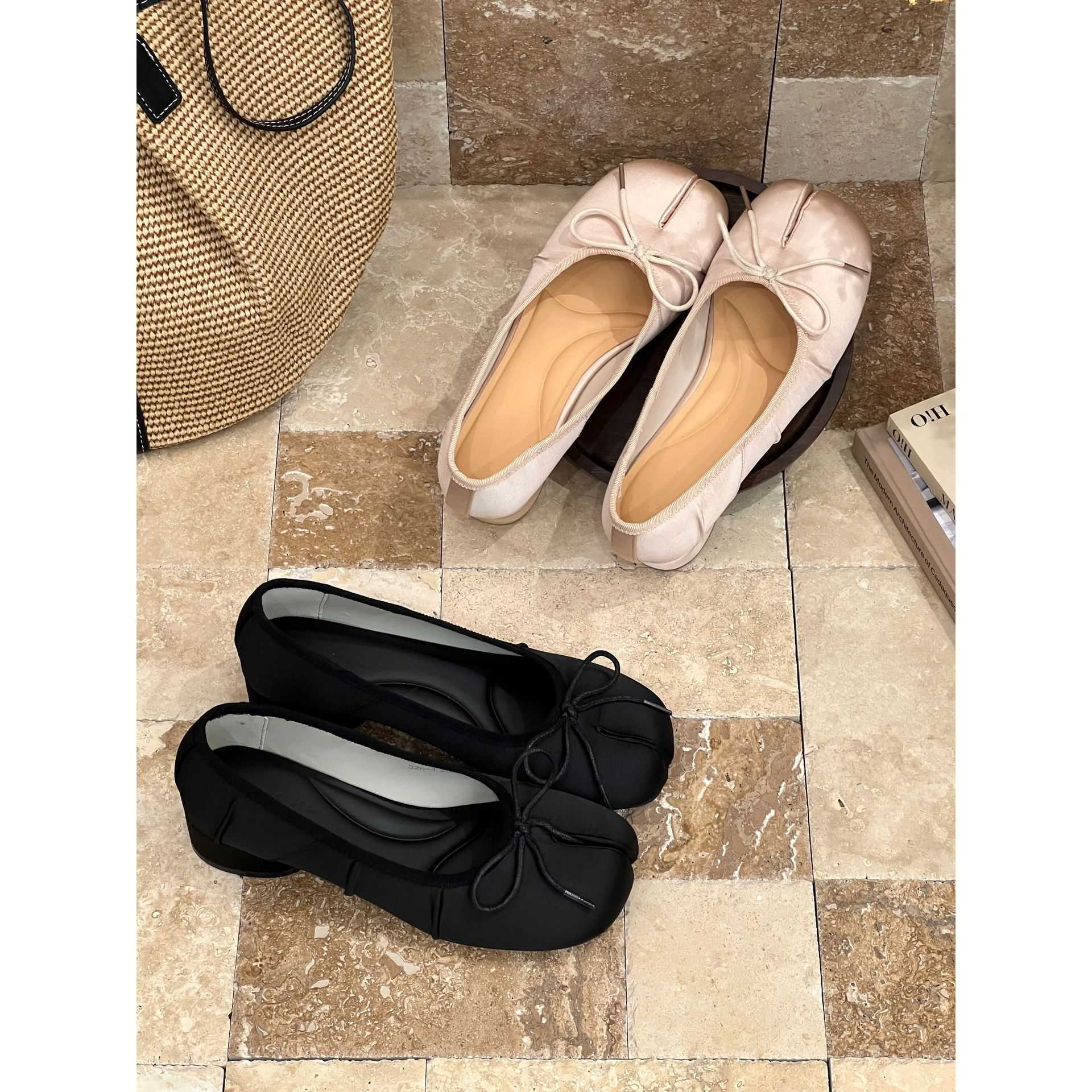 2026 Sommer neue weiche Tabi-Schuhe ~ Schleife, Seidensatin, klobiger Absatz, geteilte Zehenpartie, Schweine-Traber-Schuhe für Damen