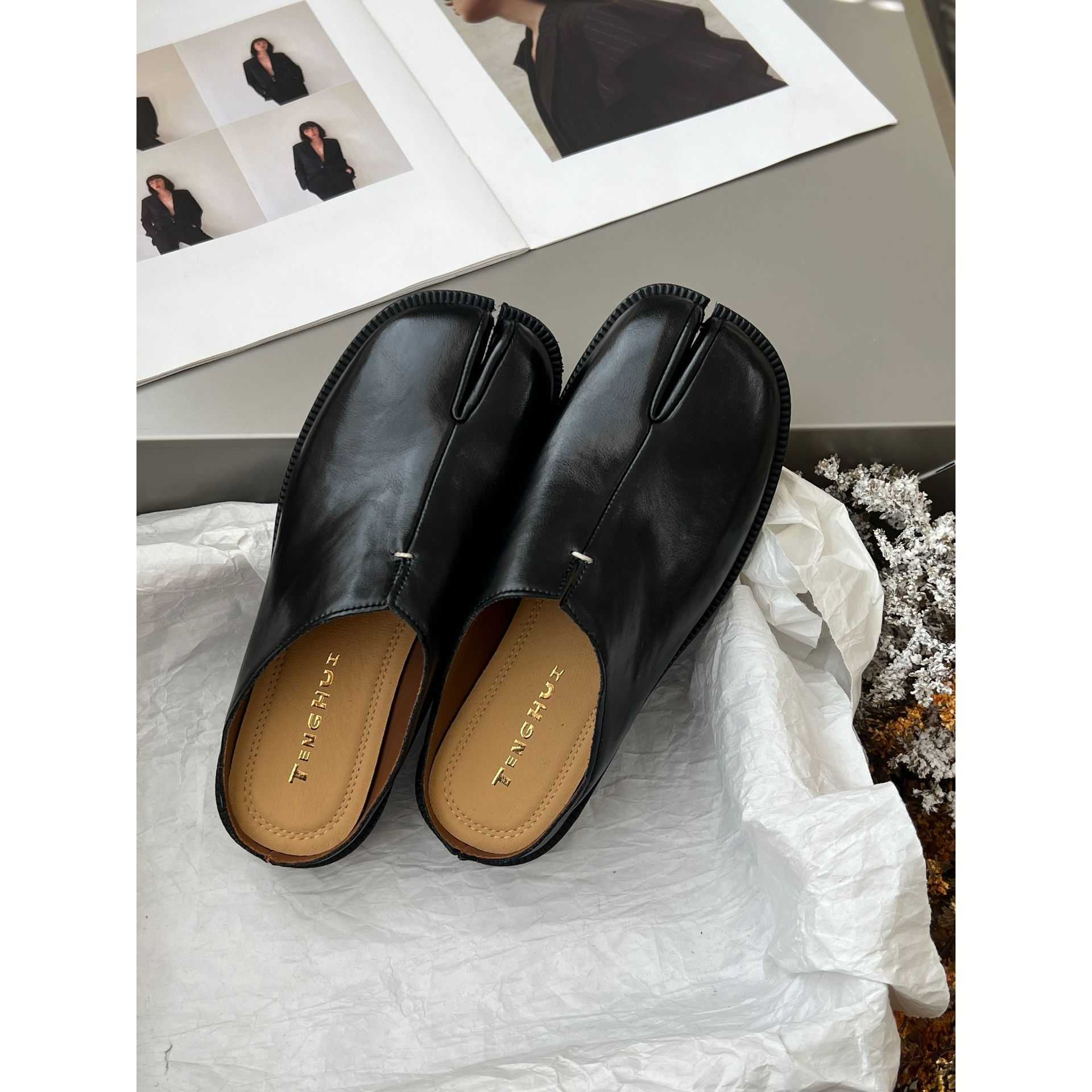 2026 Spring New Genuine Leather British Style Split-Toe Women's Mules Closed-Toe Slip-On Pig-Hoof Shoes for Women
