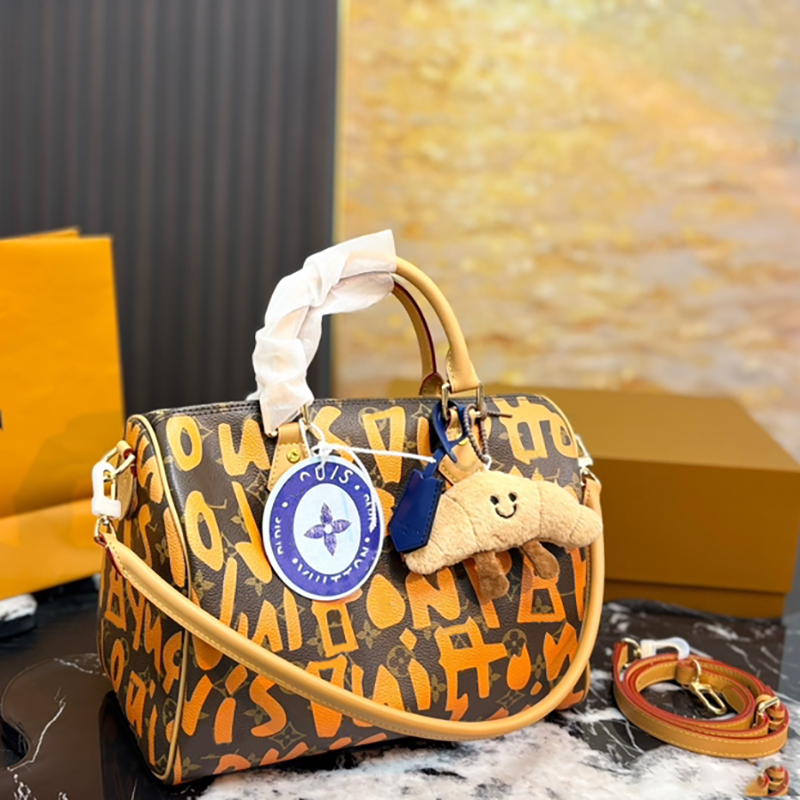 Luxurys Designer Fuzzy Teddy Soft P9 30cm Pillow bag Women Plush Cross-body traveling Shoulder bag Winter Teddy handbags Classic bandouliere tote ba