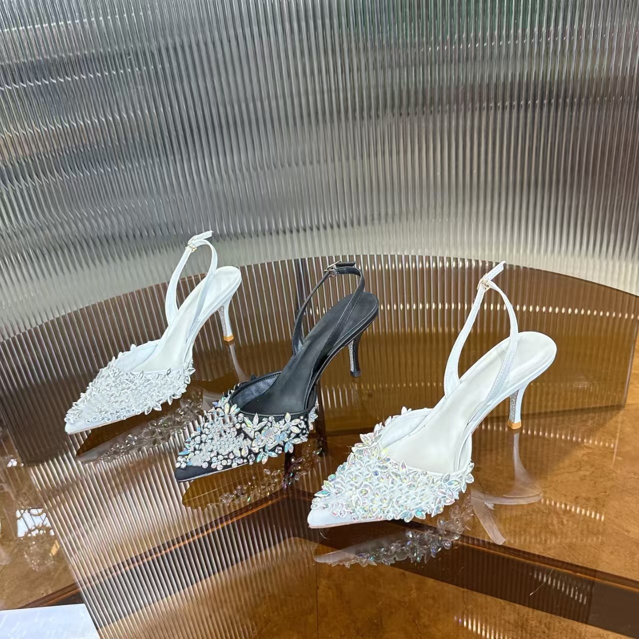 Sandales à talons aiguilles à bout pointu et à fleurs originales ornées de strass