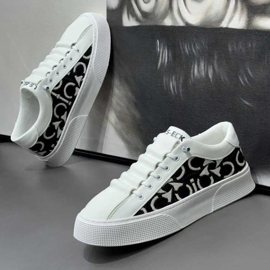 Free shipping Casual shoes embroidered printed trendy shoes soft soled breathable board shoes one foot on white shoes men's shoes new